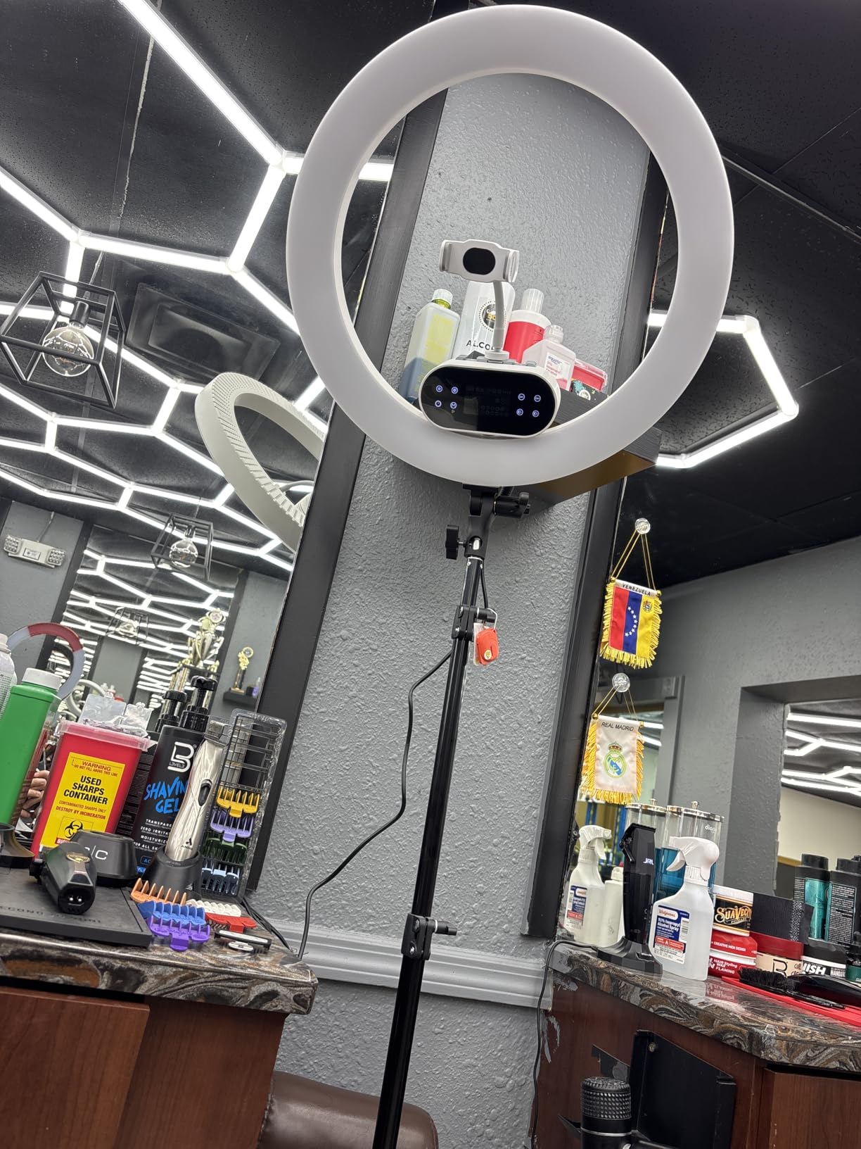 NEEWER Ring Light 18inch Kit: 55W 5600K Professional LED with Stand and Phone Holder, Soft Tube & Bag for Tattoo Lash Extension Barber Makeup Artist Studio Video Photography Lighting, RL-18 - Customer Photo 1