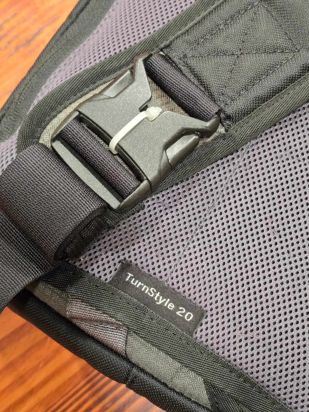 Think Tank TurnStyle 20 V2.0 Sling Camera Bag for DSLR and Mirrorless Camera - Blue Indigo Customer Review Think Tank TurnStyle 20 V2.0 Sling Camera Bag for DSLR and Mirrorless Camera - Blue Indigo - Customer Photo 2