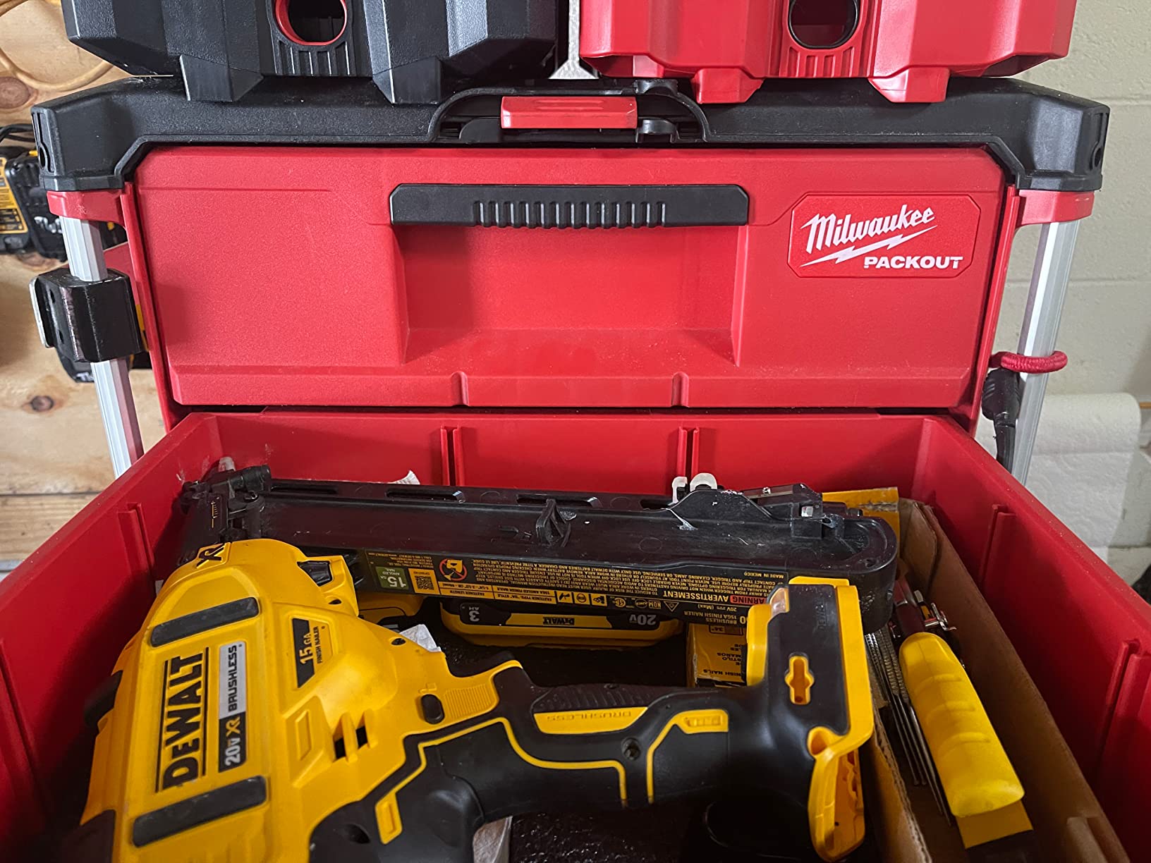 DEWALT 20V MAX* Finish Nailer, Angled, 15GA (DCN650B) - Customer Photo 2