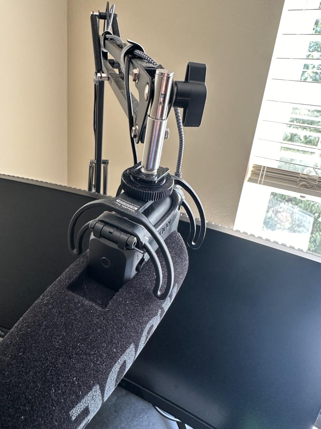 RØDE VideoMic Pro+ Premium On-camera Shotgun Microphone with High-pass Filter, High-frequency Boost, Pad, Safety Channel for Filmmaking, Content Creation and Location Recording - Customer Photo 1