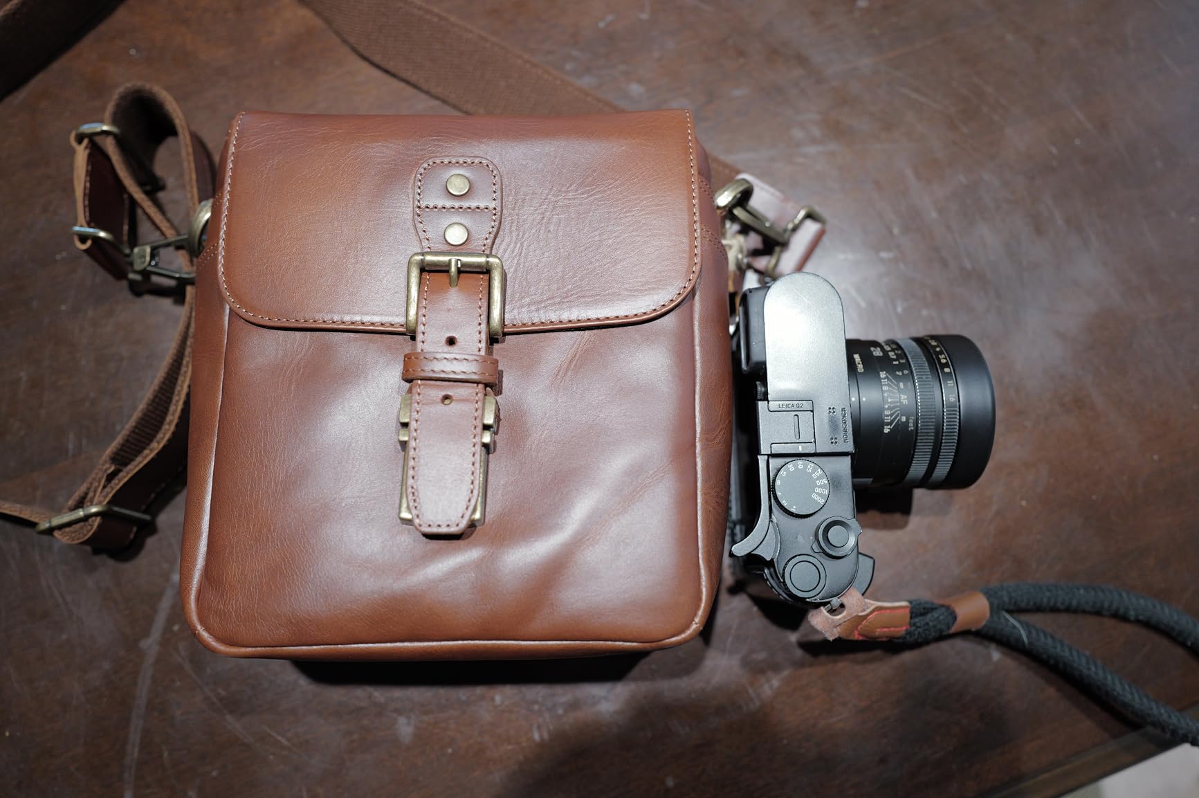 MegaGear Genuine Leather Camera Messenger Bag Customer Review MegaGear Genuine Leather Camera Messenger Bag - Customer Photo 1