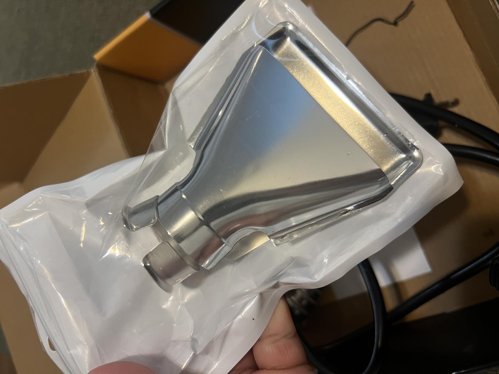 SEEKONE Heat Gun 1800W 122°F-1202°F Fast Heating Heavy Duty Hot Air Gun Kit Variable Temperature Control Overheat Protection with 4 Nozzles for Crafts, Shrinking PVC, Stripping Paint - Customer Photo 1