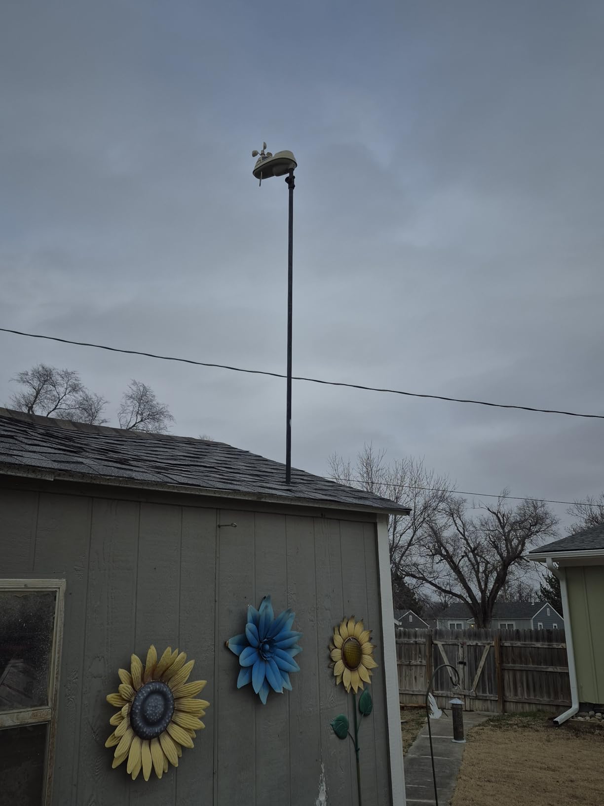 AcuRite Iris (5-in-1) Home Weather Station with Wi-Fi Connection to Weather Underground with Temperature, Humidity, Wind Speed/Direction, and Rainfall (01540M), Black - Customer Photo 1