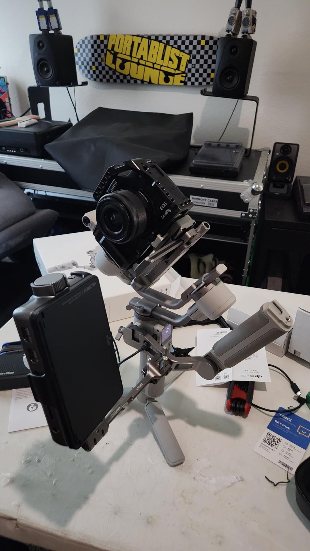 DJI RS 4 Mini, Gimbal Stabilizer for Cameras Canon/Sony/Panasonic/Nikon/Fujifilm, Auto Axis Locks, 2kg/4.4lbs Payload, Intelligent Tracking, Camera Gimbal, Camera Stabilizer, Native Vertical Shooting - Customer Photo 4