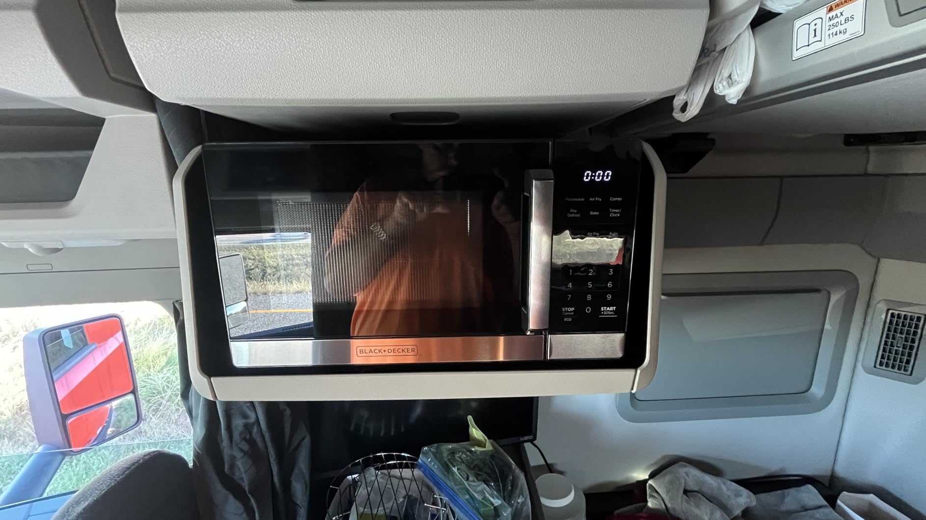 BLACK+DECKER EM720CB7 Digital Microwave Oven with Turntable Push-Button Door, Child Safety Lock, 700W, Stainless Steel, 0.7 Cu.ft - Customer Photo 2