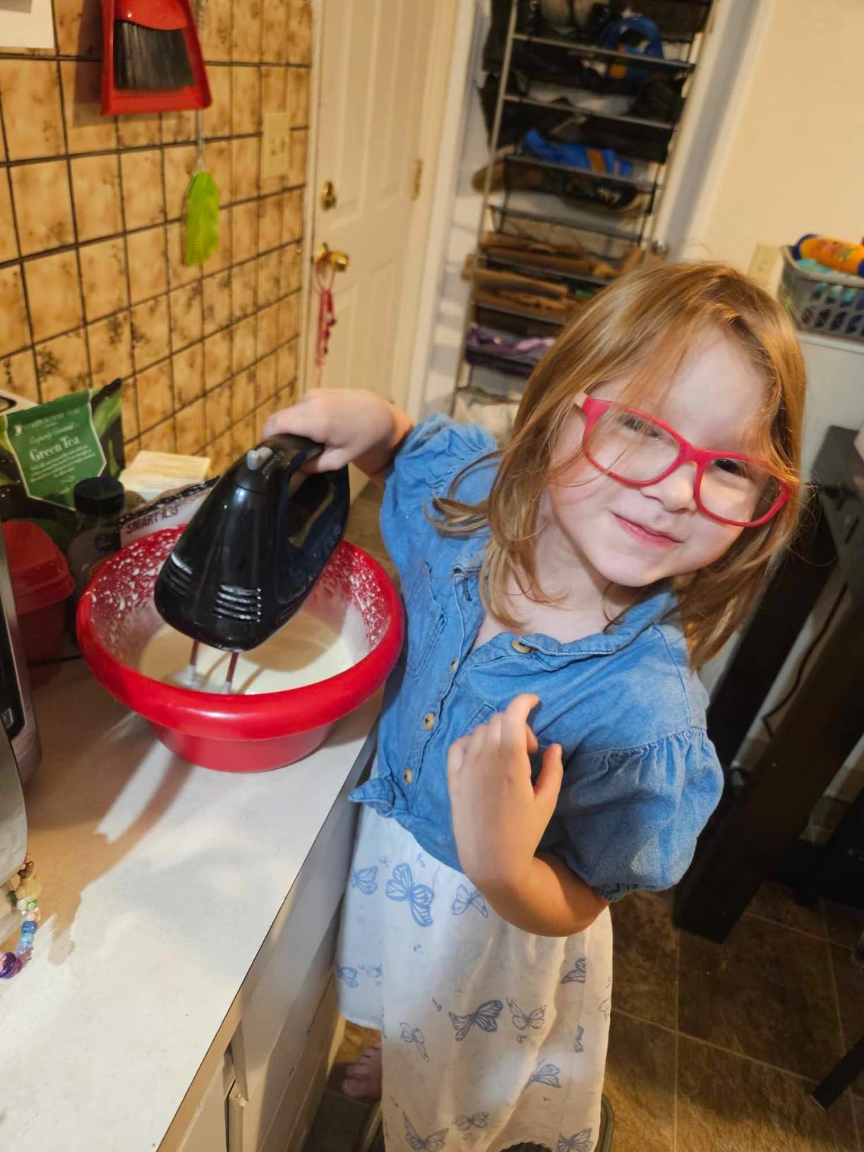 Proctor Silex Easy Mix 5-Speed Electric Hand Mixer with Bowl Rest, Compact and Lightweight, 215 Watts of Peak Power, Black (62511) - Customer Photo 1