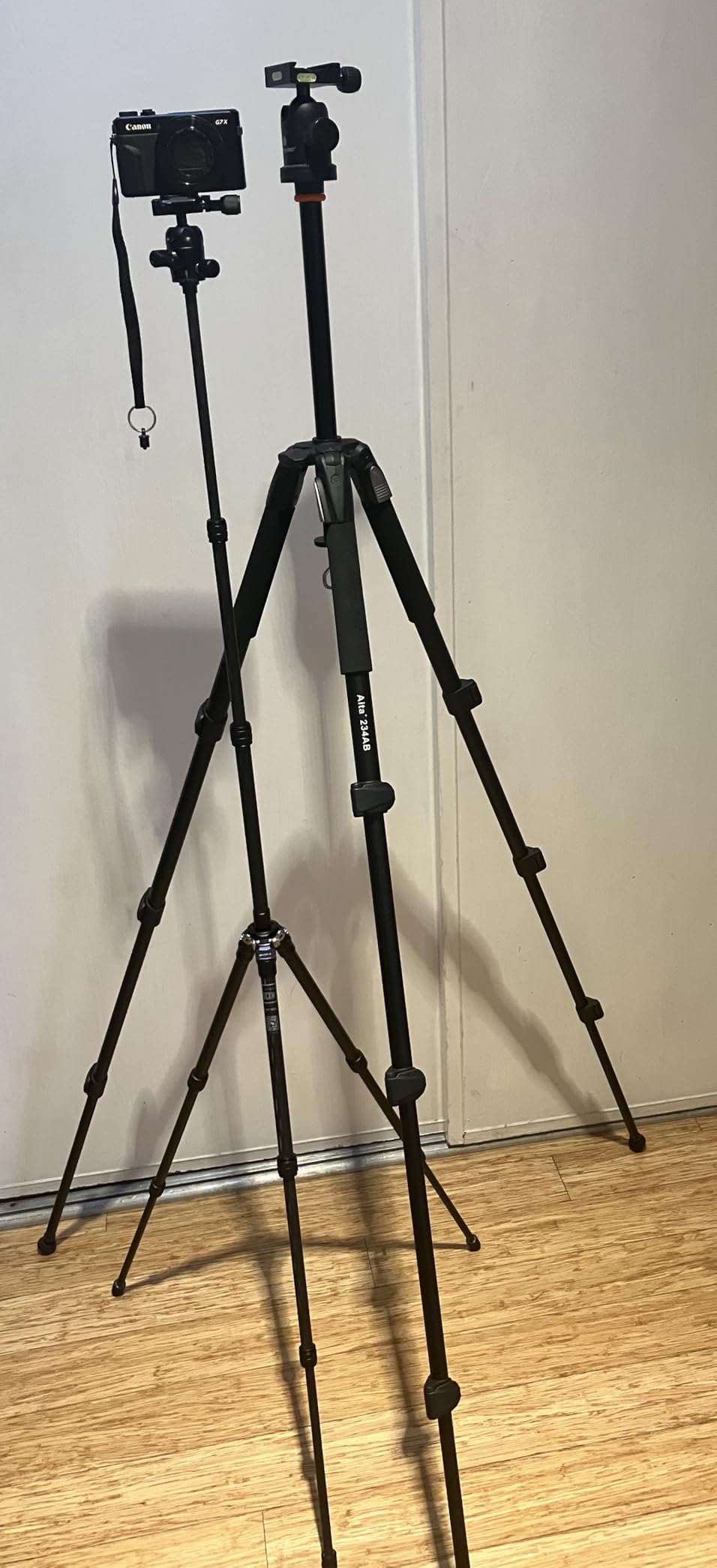 AOKA 28-inch/1.1 lb Mini Portable Carbon Fiber Tripod, Lightweight and Compact Travel Desktop Tripod for Mobile Phones, Mirrorless Cameras, Camcorders, Projectors, Webcams Customer Review AOKA 28-inch/1.1 lb Mini Portable Carbon Fiber Tripod, Lightweight and Compact Travel Desktop Tripod for Mobile Phones, Mirrorless Cameras, Camcorders, Projectors, Webcams - Customer Photo 2