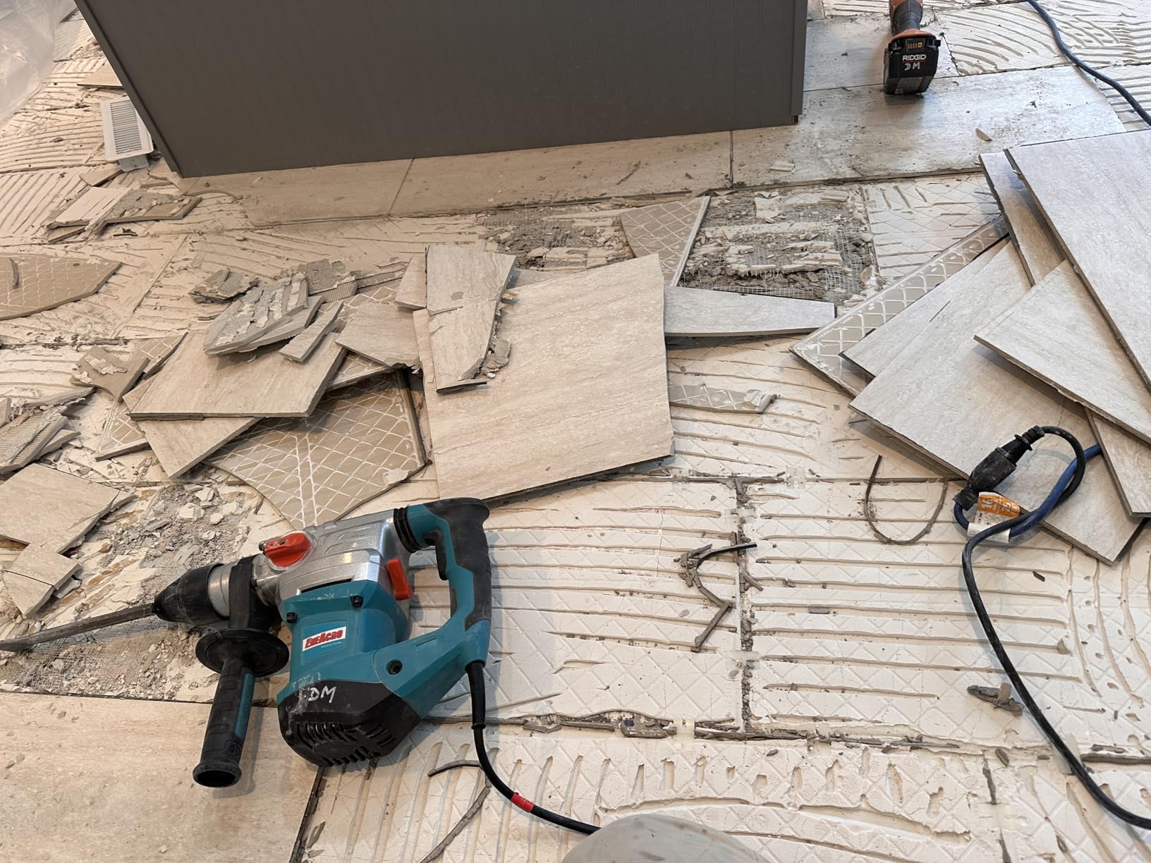 ENEACRO 1-1/4 Inch SDS-Plus 13 Amp Heavy Duty Rotary Hammer Drill, Safety Clutch 4 Functions with Vibration Control Including Grease, Chisels and Drill Bits with Case - Customer Photo 2