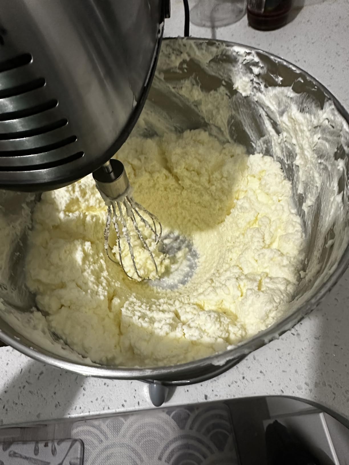 Hamilton Beach Classic Stand and Hand Mixer, 4 Quarts, 6 Speeds with QuickBurst, Bowl Rest, 290 Watts Peak Power, Black and Stainless - Customer Photo 1