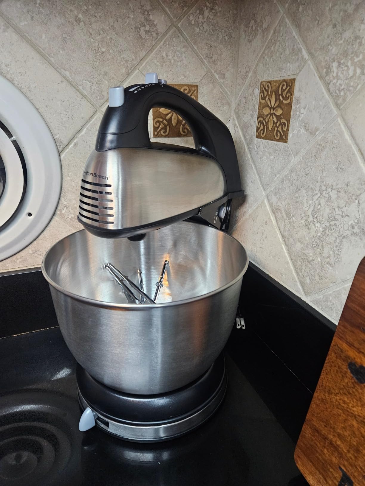 Hamilton Beach Classic Stand and Hand Mixer, 4 Quarts, 6 Speeds with QuickBurst, Bowl Rest, 290 Watts Peak Power, Black and Stainless - Customer Photo 2