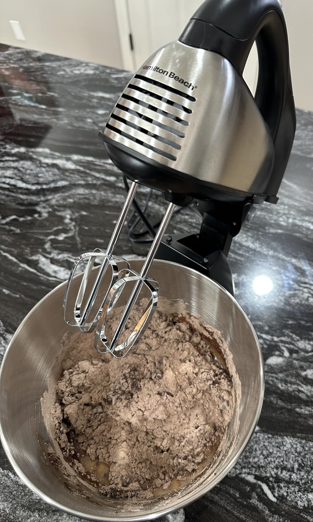Hamilton Beach Classic Stand and Hand Mixer, 4 Quarts, 6 Speeds with QuickBurst, Bowl Rest, 290 Watts Peak Power, Black and Stainless - Customer Photo 3