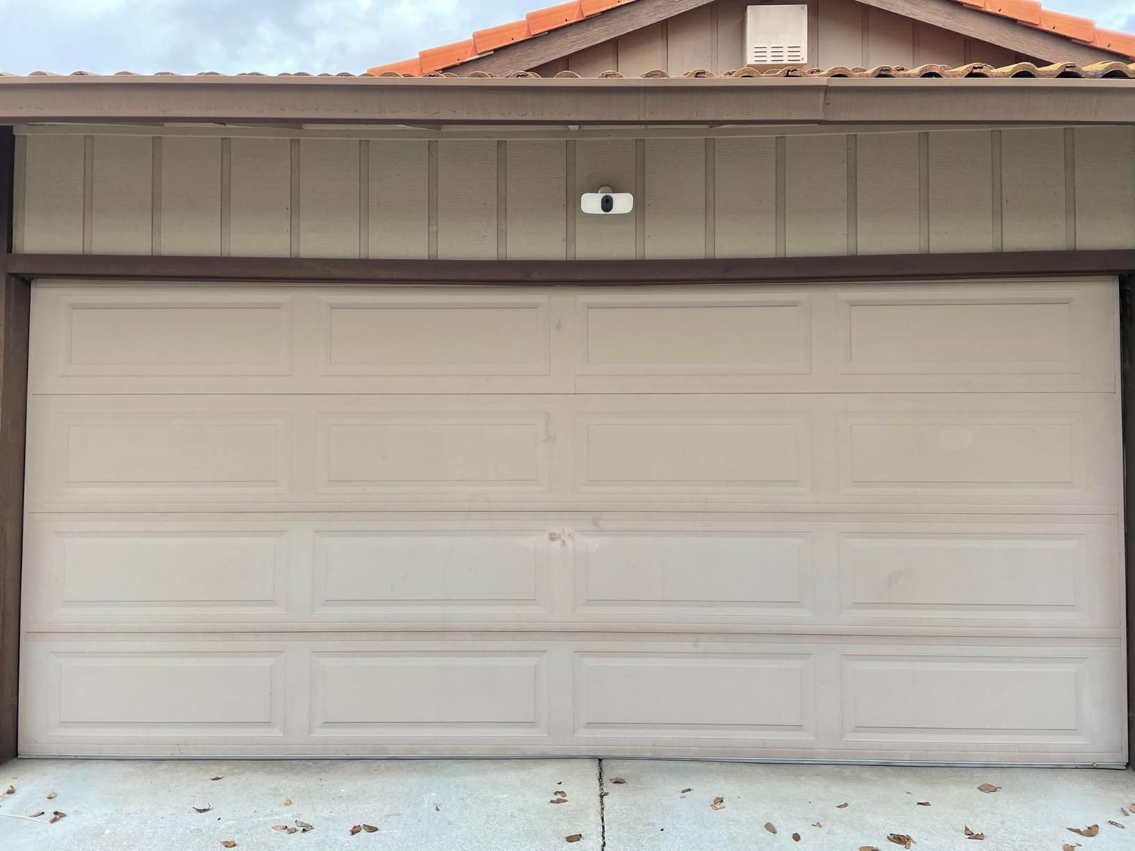 Arlo Pro 3 Wireless LED Floodlight Security Camera 2K HDR, 2000-3000 Lumens, Custom Detections, Emergency Response, Connects to Wi-Fi, Color Night Vision, 2-Way Audio, Rechargeable - White Customer Review Arlo Pro 3 Wireless LED Floodlight Security Camera 2K HDR, 2000-3000 Lumens, Custom Detections, Emergency Response, Connects to Wi-Fi, Color Night Vision, 2-Way Audio, Rechargeable - White - Customer Photo 2