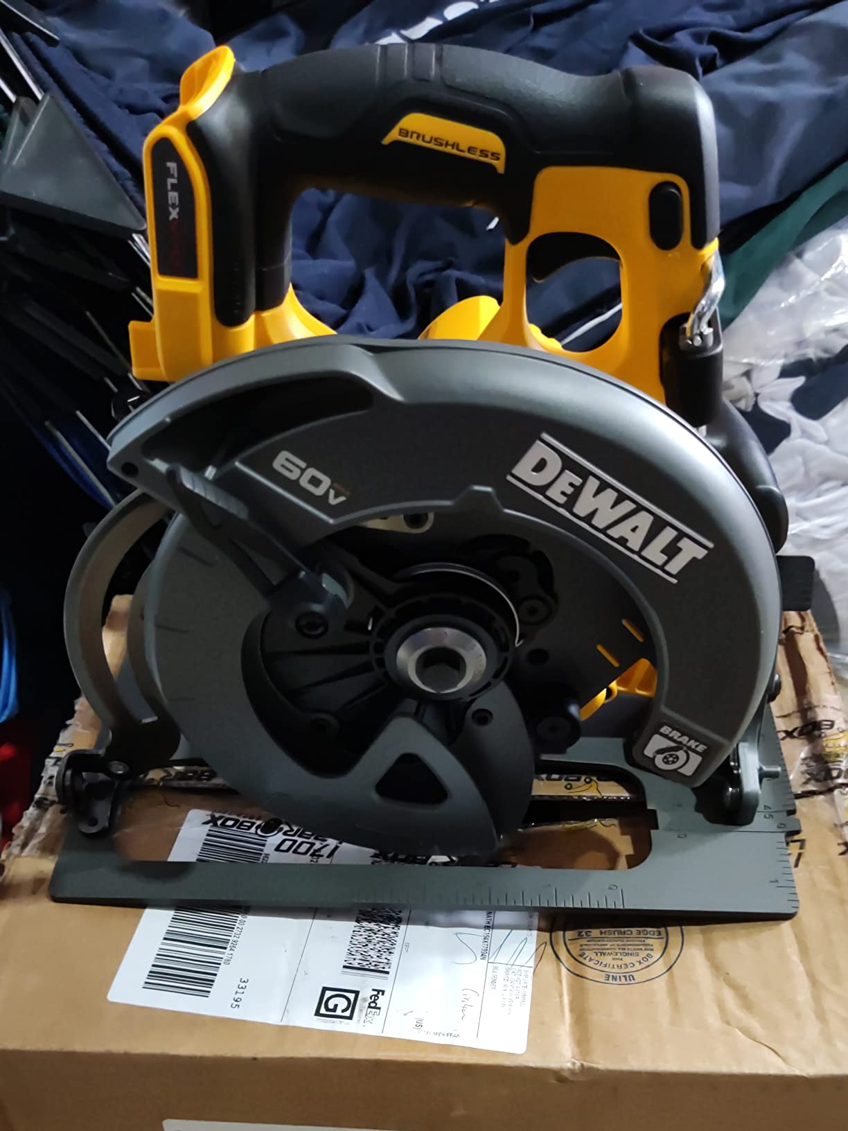 DEWALT FLEXVOLT 60V MAX* Circular Saw with Brake, 7-1/4-Inch, Tool Only (DCS578B) - Customer Photo 4