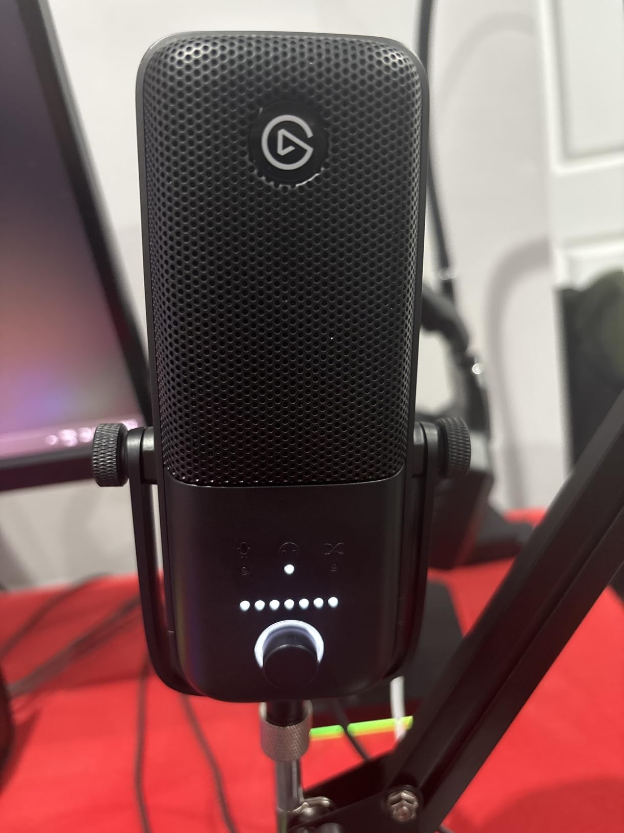 Elgato Wave:3 - Premium Studio Quality USB Condenser Microphone for Streaming, Podcast, Gaming and Home Office Customer Review Elgato Wave:3 - Premium Studio Quality USB Condenser Microphone for Streaming, Podcast, Gaming and Home Office - Customer Photo 1