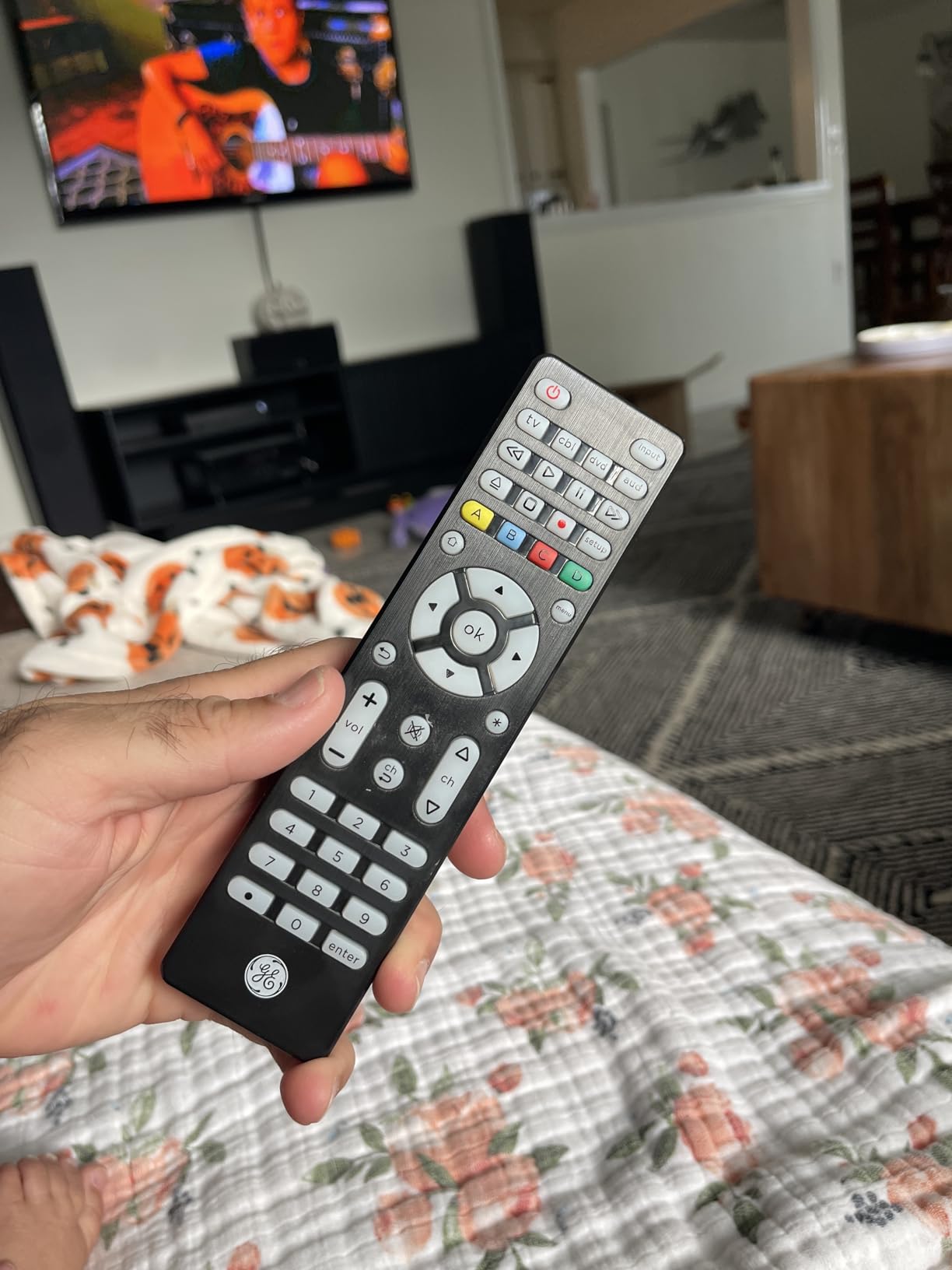 GE Universal Remote Control, Samsung TV Remote,Universal TV Remote for Roku TV, Vizio, LG, Sony, Sharp, Roku, Apple TV, TCL, Panasonic, Smart TVs, Streaming Players, Blu-ray, DVD, 4-Device, Gold,48845 - Customer Photo 1