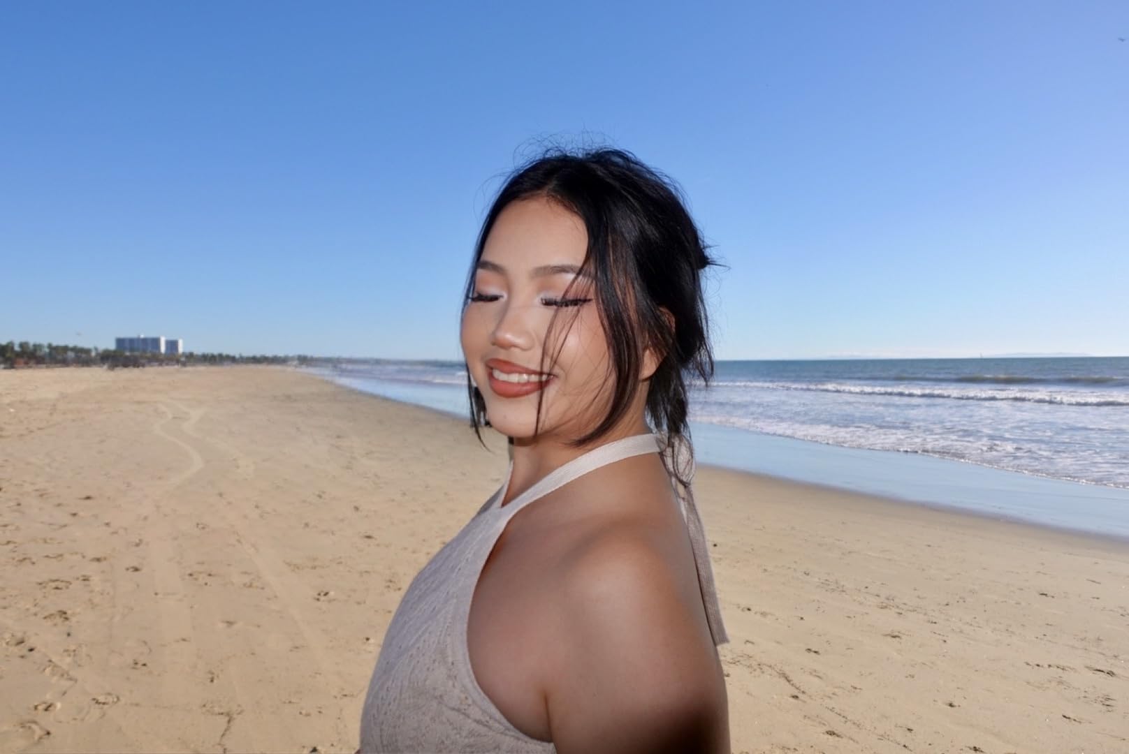 Sony ZV-1 Digital Camera for Content Creators, Vlogging and YouTube with Flip Screen, Built-in Microphone, 4K HDR Video, Touchscreen Display, Live Video Streaming, Webcam - Customer Photo 2