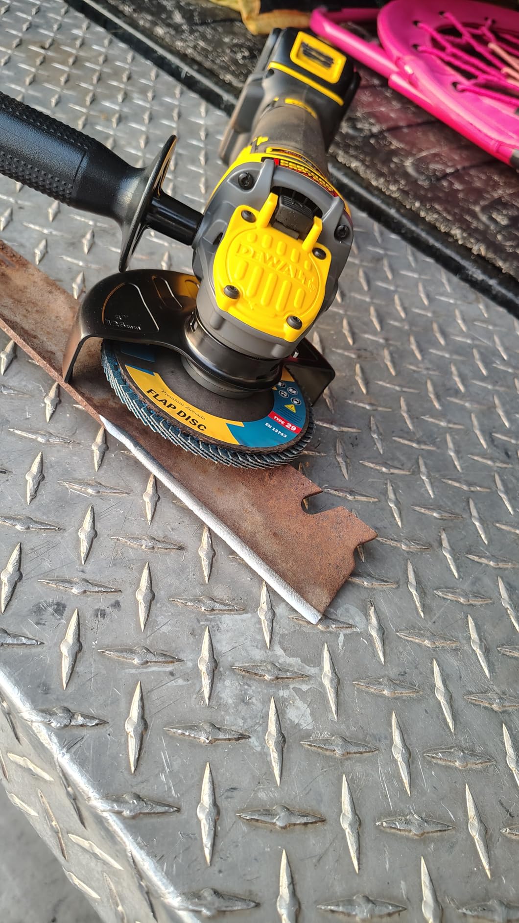 DEWALT FLEXVOLT ADVANTAGE 20V MAX* Angle Grinder, Paddle Switch, 4-1/2-Inch to 5-Inch, Tool Only (DCG416B) Customer Review DEWALT FLEXVOLT ADVANTAGE 20V MAX* Angle Grinder, Paddle Switch, 4-1/2-Inch to 5-Inch, Tool Only (DCG416B) - Customer Photo 2