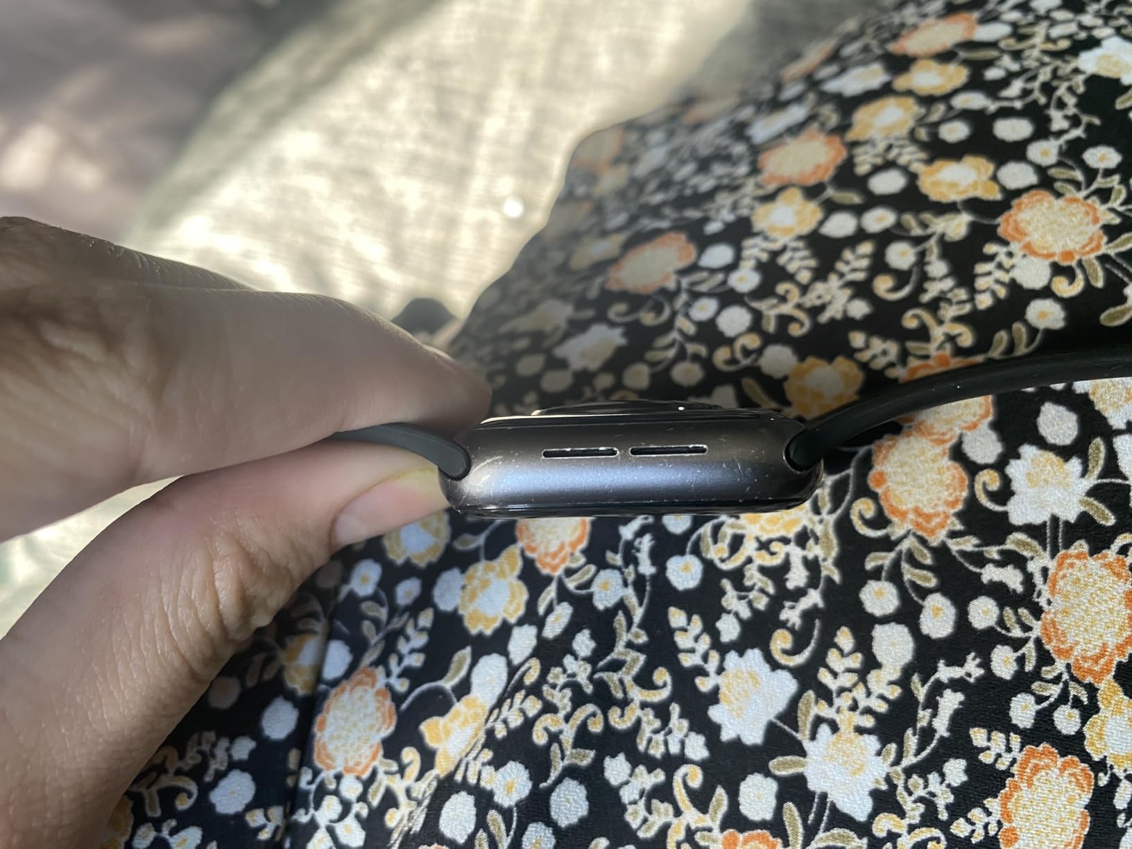 Apple Watch SE (GPS, 40mm) - Space Gray Aluminum Case with Black Sport Band (Renewed) - Customer Photo 1