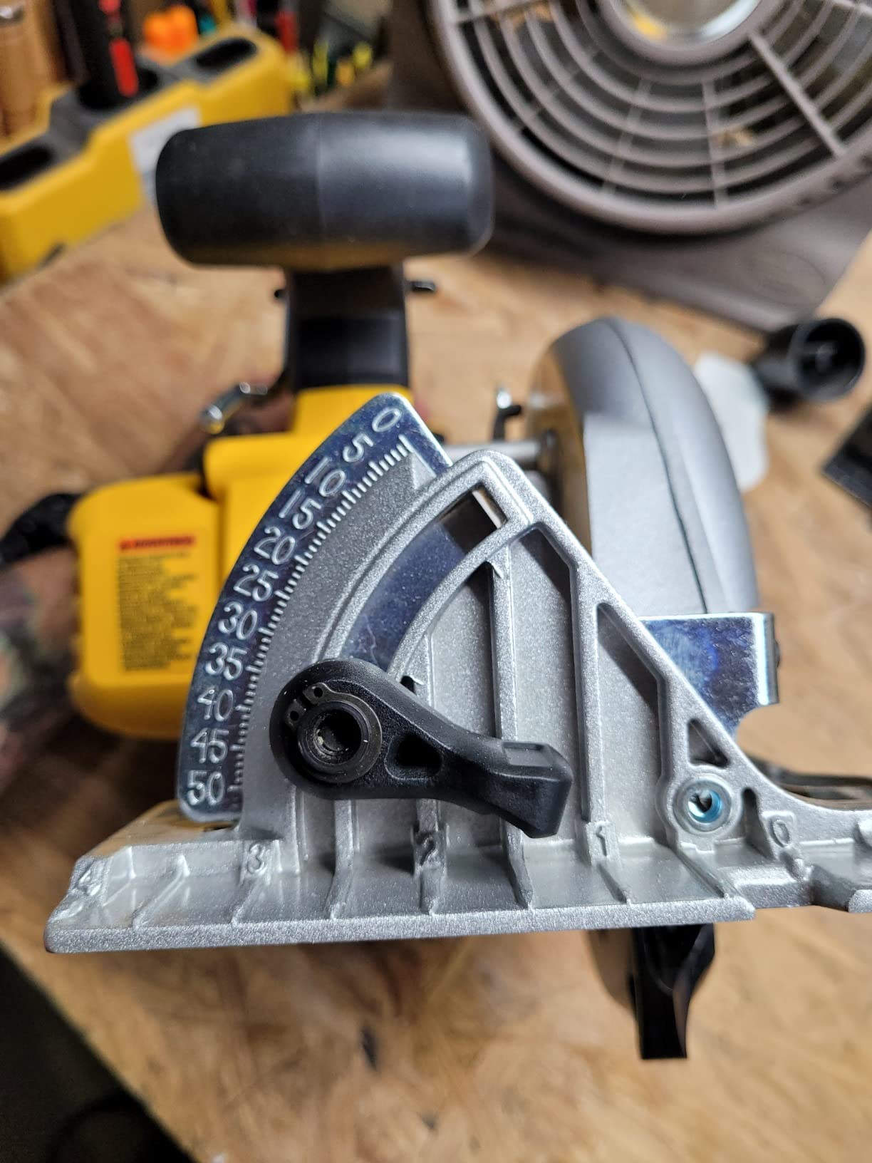 DEWALT 20V MAX* 6-1/2 in. Brushless Cordless Circular Saw, Tool Only (DCS565B) - Customer Photo 3