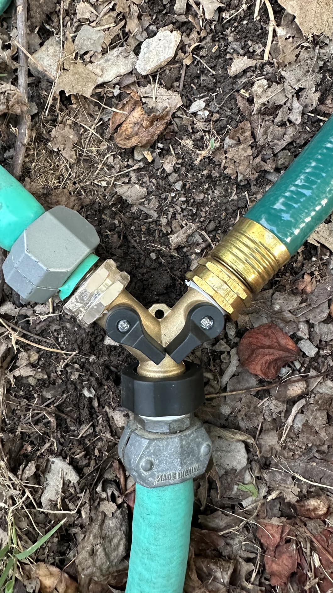 Biswing Garden Hose Splitter 2 Way, Heavy Duty Brass Connector Tap Splitter, Y Splitter 2 Valves with 2 Extra Rubber Washers - Customer Photo 1