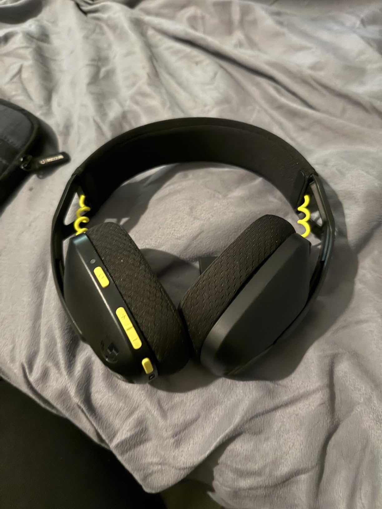 Logitech G435 Lightspeed & Bluetooth Wireless Gaming Headset - Lightweight Over-Ear Headphones, Built-in mics, 18h Battery, Dolby Atmos, PC, PS4, PS5, Nintendo Switch/Switch 2, Mobile - Black Customer Review Logitech G435 Lightspeed & Bluetooth Wireless Gaming Headset - Lightweight Over-Ear Headphones, Built-in mics, 18h Battery, Dolby Atmos, PC, PS4, PS5, Nintendo Switch/Switch 2, Mobile - Black - Customer Photo 1