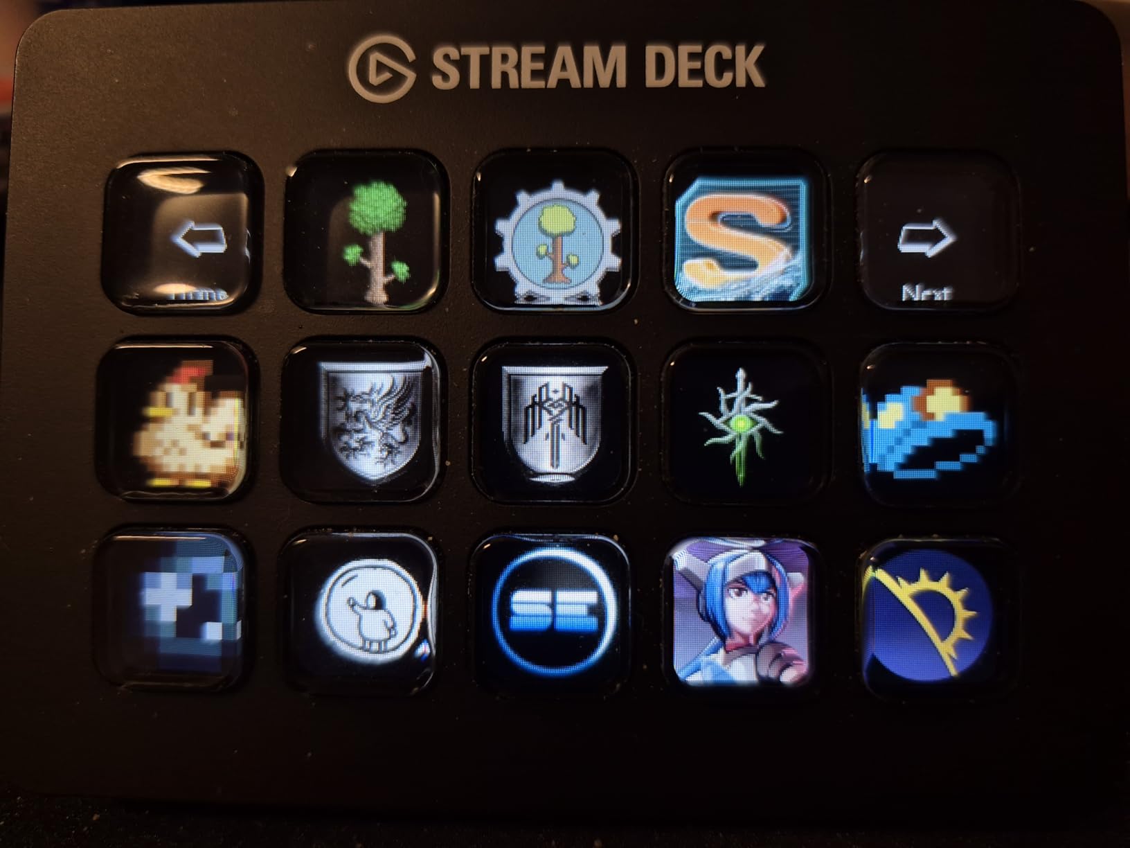 Elgato Stream Deck MK.2 – Studio Controller, 15 macro keys, trigger actions in apps and software like OBS, Twitch, ​YouTube and more, works with Mac and PC - Customer Photo 1