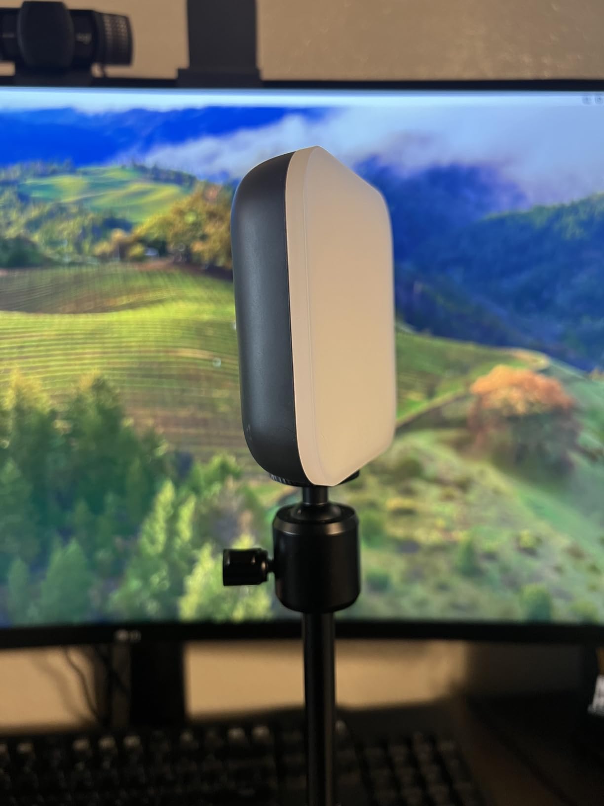 Logitech for Creators Litra Glow Premium LED Streaming Light with TrueSoft, Adjustable Mount, USB Connectivity, Video Lighting for Recording Streams, PC/Mac - Graphite - Customer Photo 2