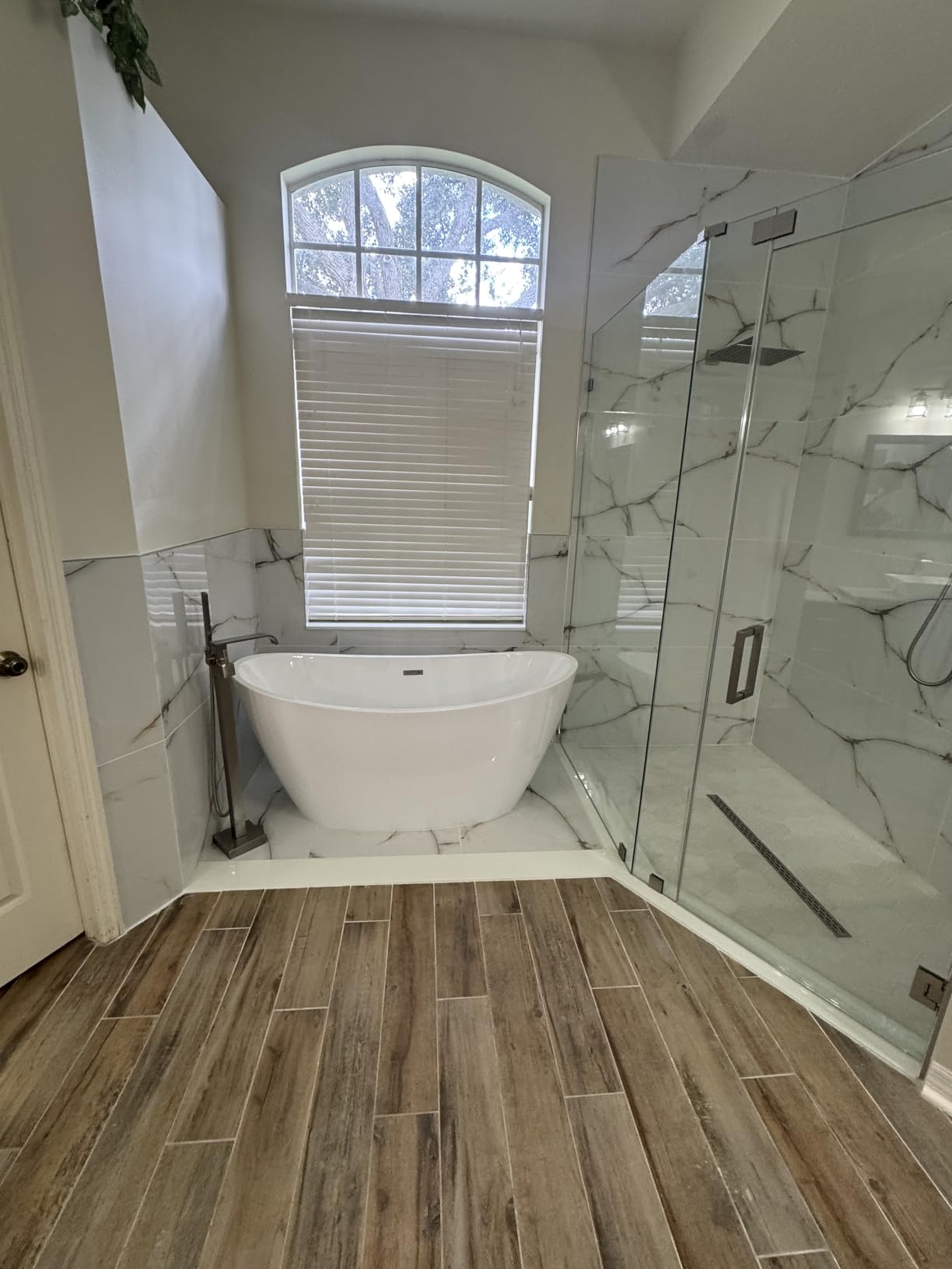 Empava Freestanding Bathtub, Flatbottom Acrylic Soaking Tub, Contemporary Stand Alone Design with Brushed Nickel Drain & Overflow, Glossy White, 59 Inch - Customer Photo 1