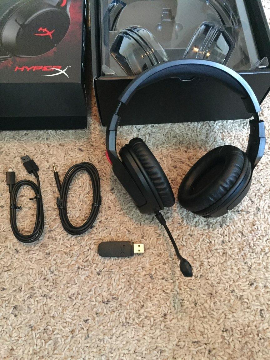 Cloud Flight - Wireless Gaming Headset for PS5 and PS4, Up to 30-hour battery, Memory foam ear cushions and premium leatherette, Noise-Cancelling Microphone with LED Mic Mute customer photo 2