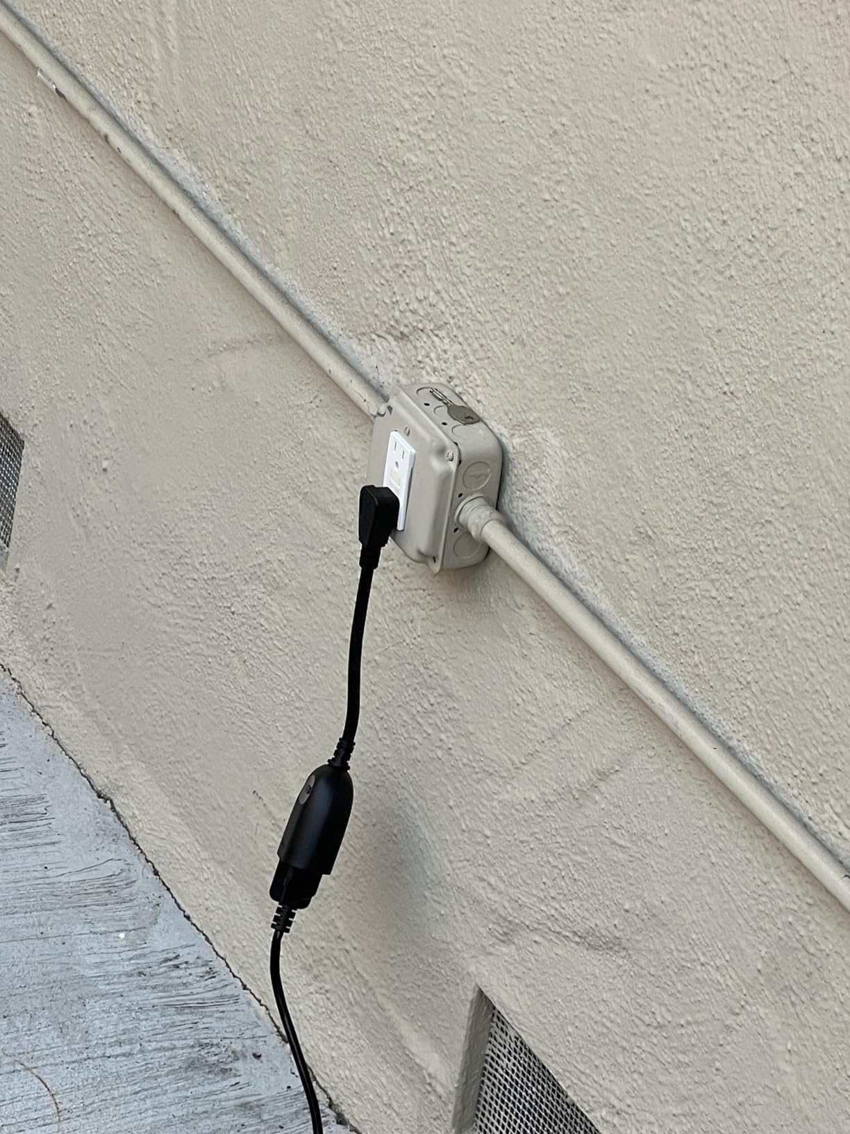 Kasa Outdoor Smart Plug, Smart Home Wi-Fi Outlet Timer, Max Load 15A/1875W, IP64 Weather Resistance, Compatible with Alexa, Google Home & SmartThings, No Hub Required, ETL Certified(KP401) - Customer Photo 2