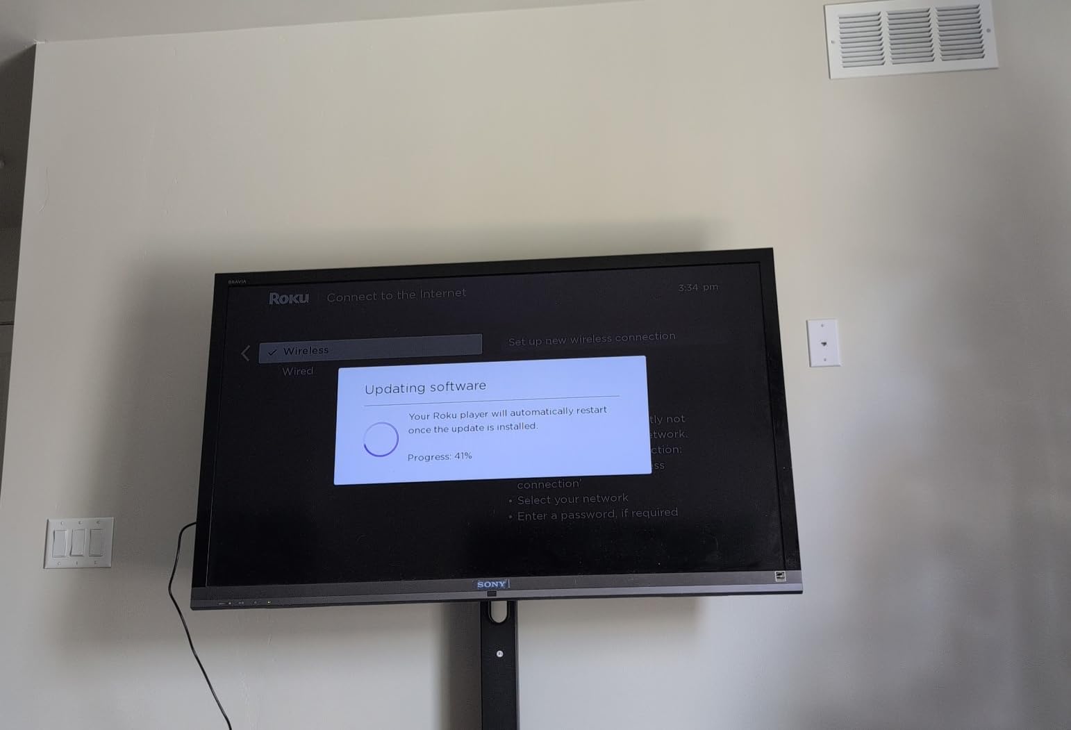 Roku Ultra LT (2023) HD/4K/HDR Dolby Vision Quad-Core Streaming Player with HDMI Cable, Headphones, Voice Remote w/Private Listening, Ethernet - Customer Photo 2