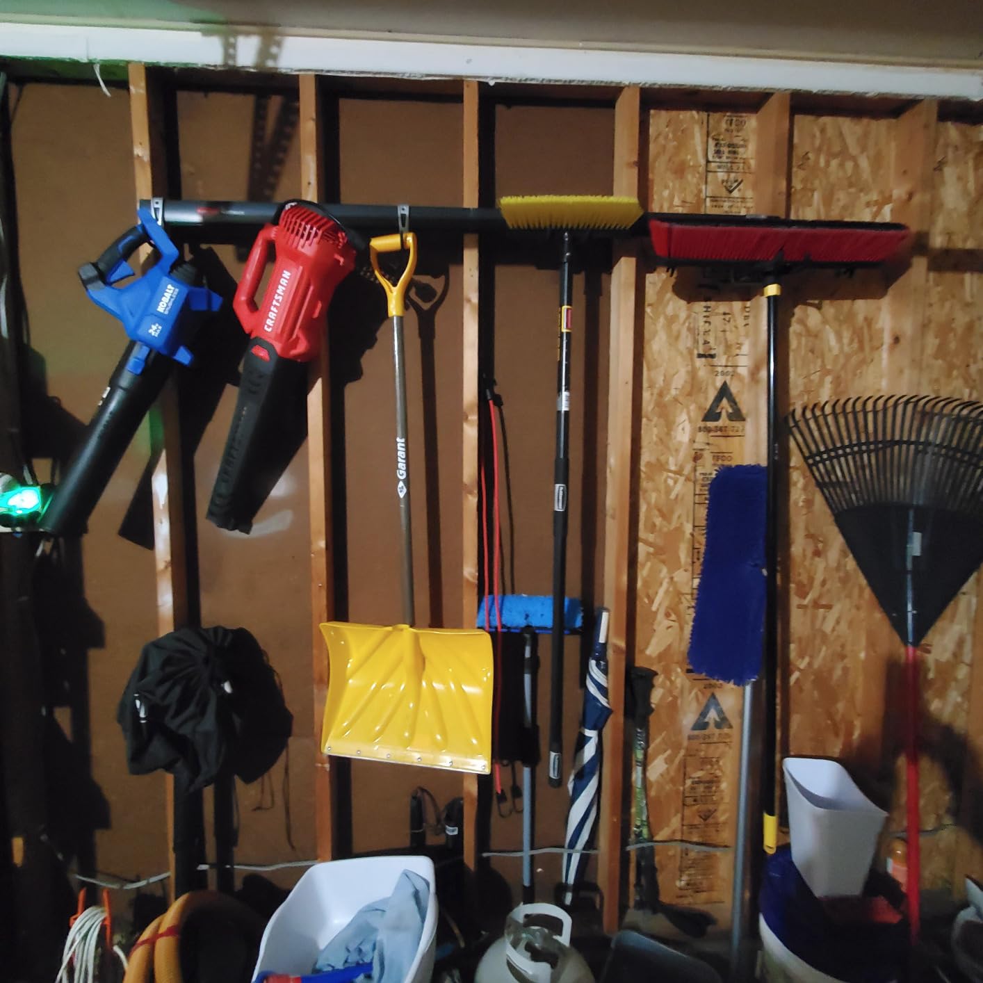 Rubbermaid 20-Piece FastTrack Garage Wall-Mounted Storage Kit 5 Rails and 15 Hooks for Home/House/Tool/Sports/Utility Purposes - Customer Photo 5