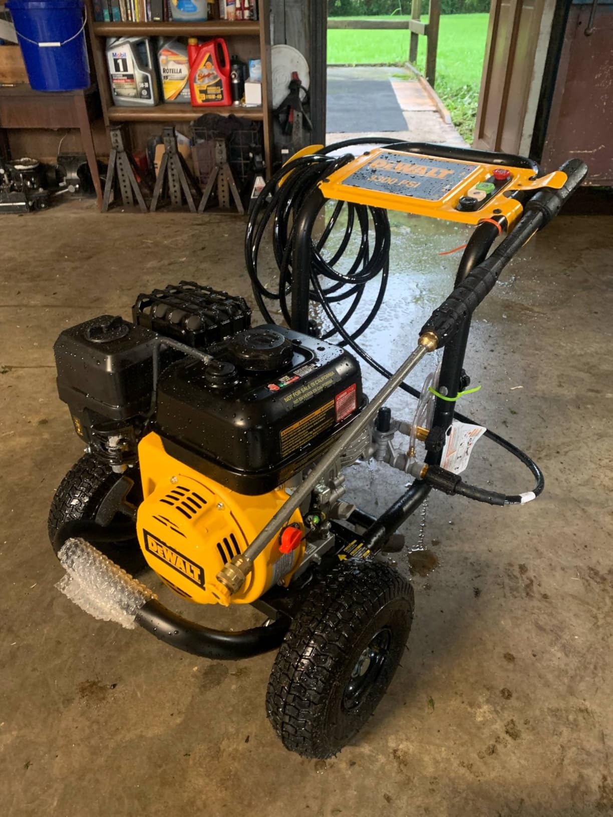 DeWalt 3300 PSI Gas Pressure Washer, 5 Nozzles, Spray Gun, Wand, 25-ft. Hose, DXPW3300-S, 49-State customer photo 1