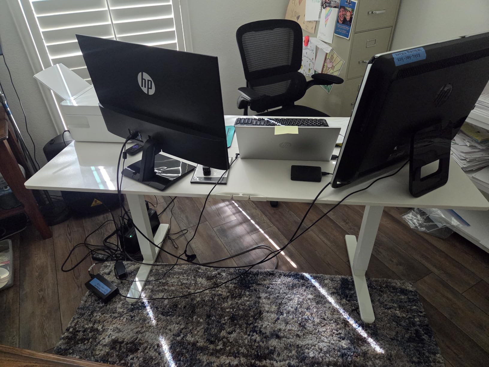 ErGear Height Adjustable Electric Standing Desk, 47.2 x 23.6 Inches Sit Stand up Desk, Memory Computer Home Office Desk (Black) - Customer Photo 2