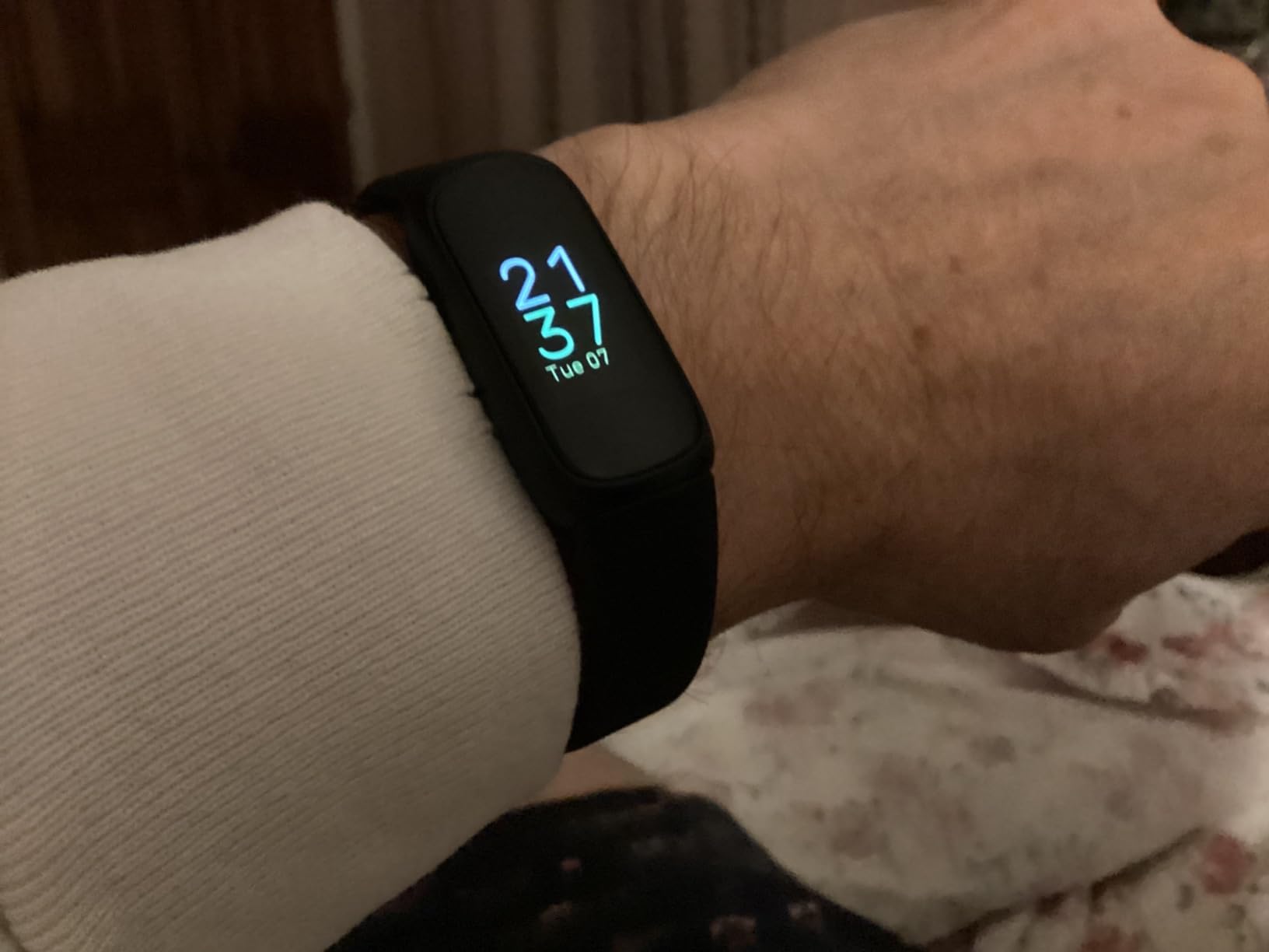 Fitbit Inspire 3 Health & Fitness-Tracker with Stress Management, Workout Intensity, Sleep Tracking, 24/7 Heart Rate and more, Morning Glow/Black, One Size (S & L Bands Included) - Customer Photo 2