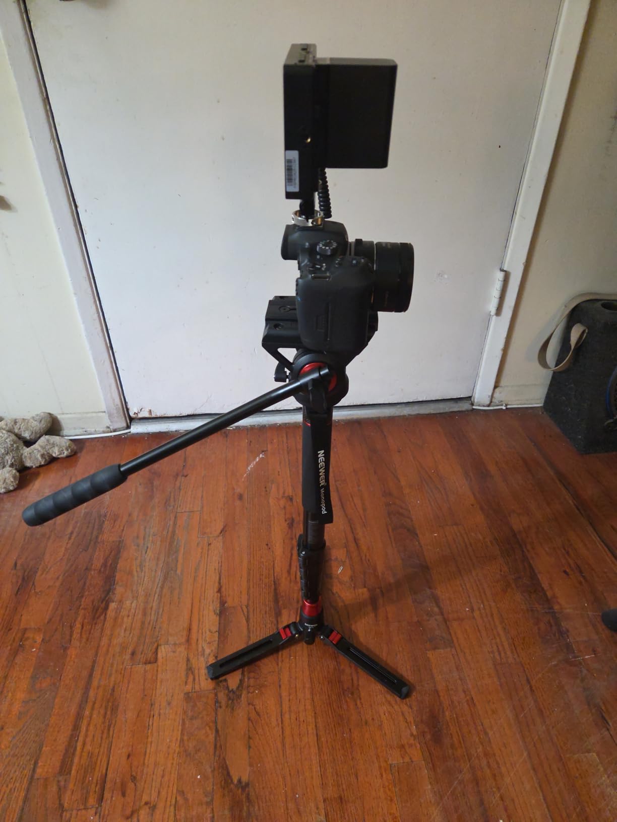 NEEWER Professional Camera Monopod with Feet, 70.5