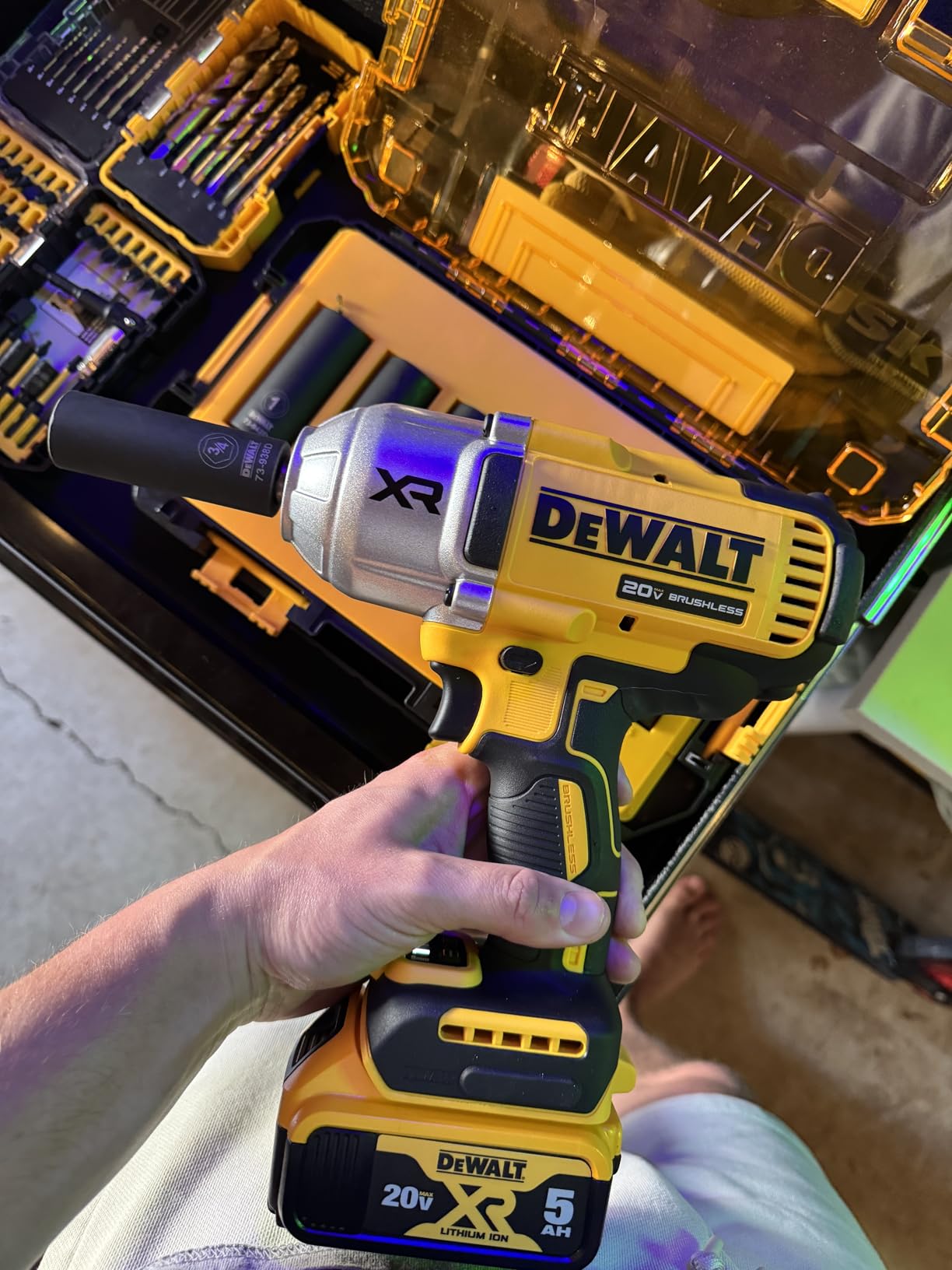 DEWALT 20V MAX Cordless Impact Wrench with Hog Ring Anvil, Brushless High Torque 1/2 Impact Gun, 4-Mode Speed, Includes Battery, Charger and Kit Bag (DCF900P1) - Customer Photo 1