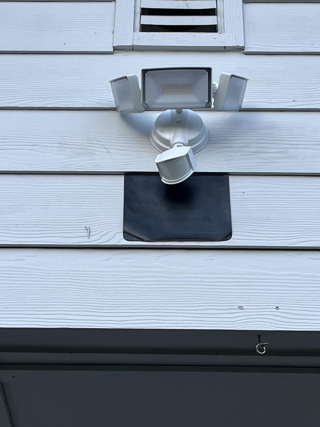 LUTEC 72W 7500LM LED Security Lights Motion Sensor Light Outdoor, 5000K Daylight, IP65 Waterproof, Dusk to Dawn, 3-Head Motion Detected Flood Light for Garage, Yard, Porch(Black) - Customer Photo 2