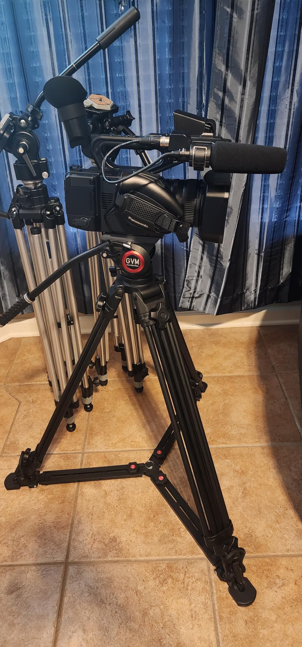 Panasonic HC-X20 Camcorder, Professional Quality 4K 60p, 1.0-inch Sensor, 24.5mm Wide-Angle Lens and Optical 20x Zoom, Great for News, Interviews, and Events - Customer Photo 1