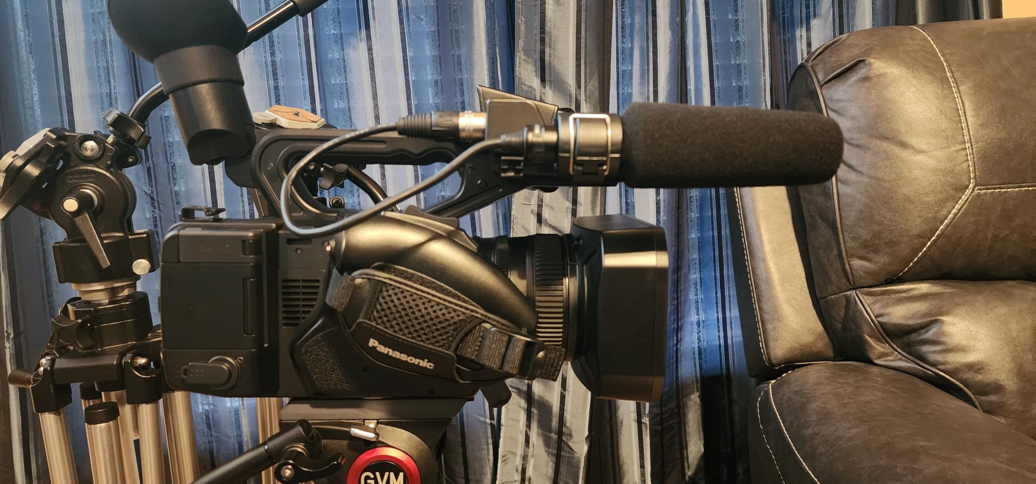 Panasonic Camcorder, Professional Quality 4K 60p, 1.0-inch Sensor, 24.5mm Wide-Angle Lens and Optical 20x Zoom - HC-X20 - Customer Photo 2