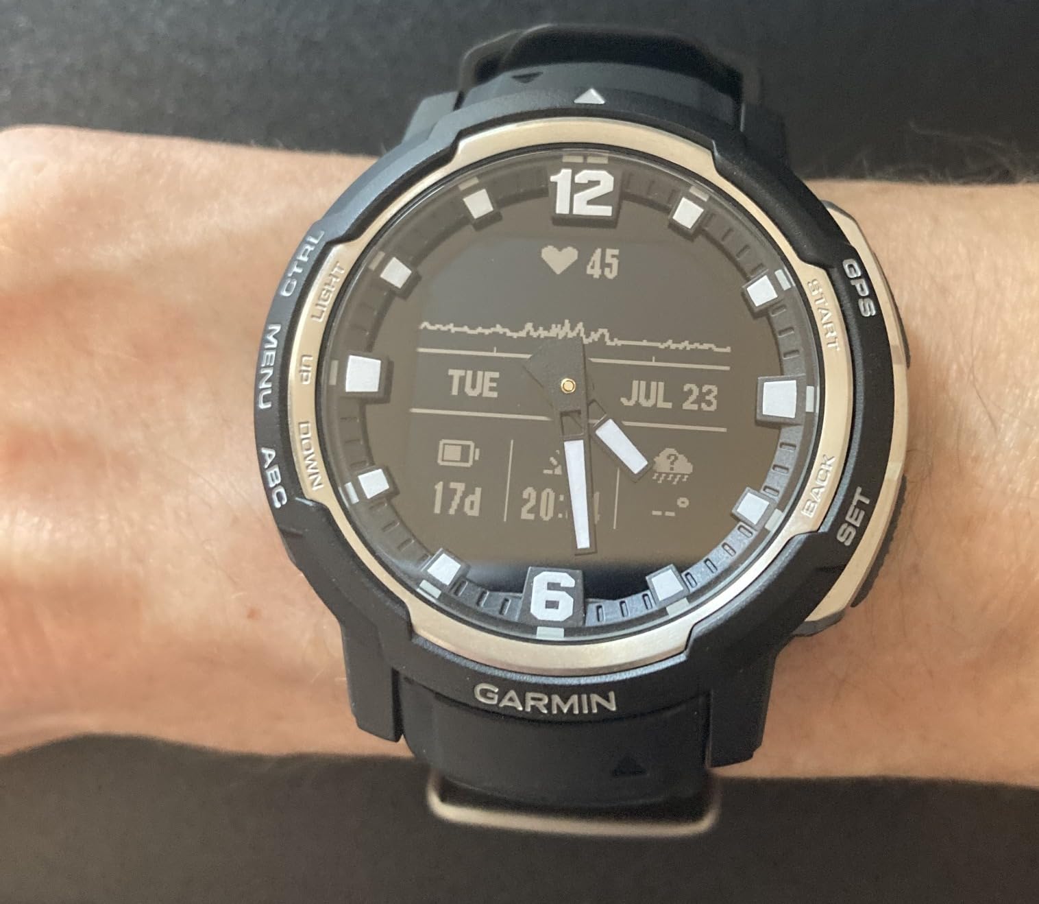 Garmin Instinct Crossover Solar, Rugged Hybrid Smartwatch with Solar Charging Capabilities, Analog Hands and Digital Display, Graphite - Customer Photo 4