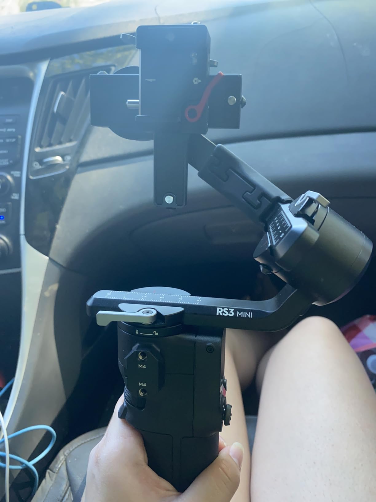 DJI RS 3 Mini, 3-Axis Gimbal Stabilizer for Cameras Canon/Sony/Panasonic/Nikon/Fujifilm, 2 kg (4.4 lbs) Tested Payload, Camera Stabilizer, Camera Gimbal with Native Vertical Shooting - Customer Photo 2