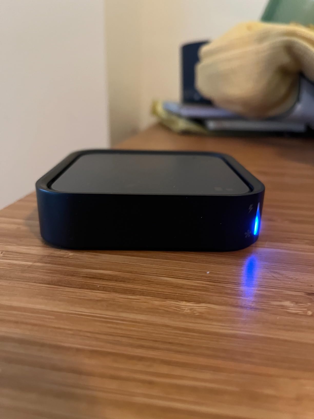 Samsung SmartThings Station with Power Adapter, 15W Super Fast Wireless Charger, Smart Home Hub, 2023, EP-P9500TBEGUS, Black - Customer Photo 3