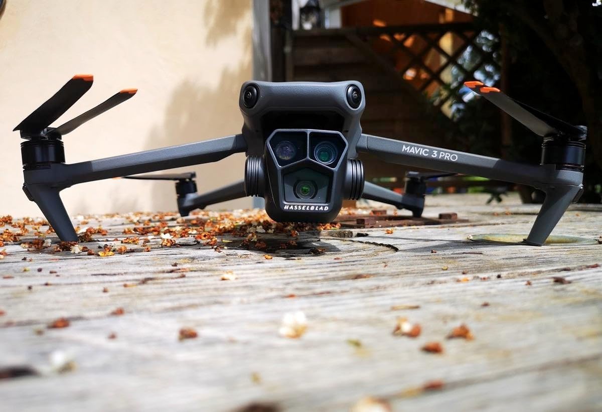 DJI Mavic 3 Pro with RC, Flagship Triple-Camera Drone with 4/3 CMOS Hasselblad 4K Camera, 43-Min Flight Time, 15km HD Video Transmission, FAA Remote ID Compliant, for Adults, Black - Customer Photo 2