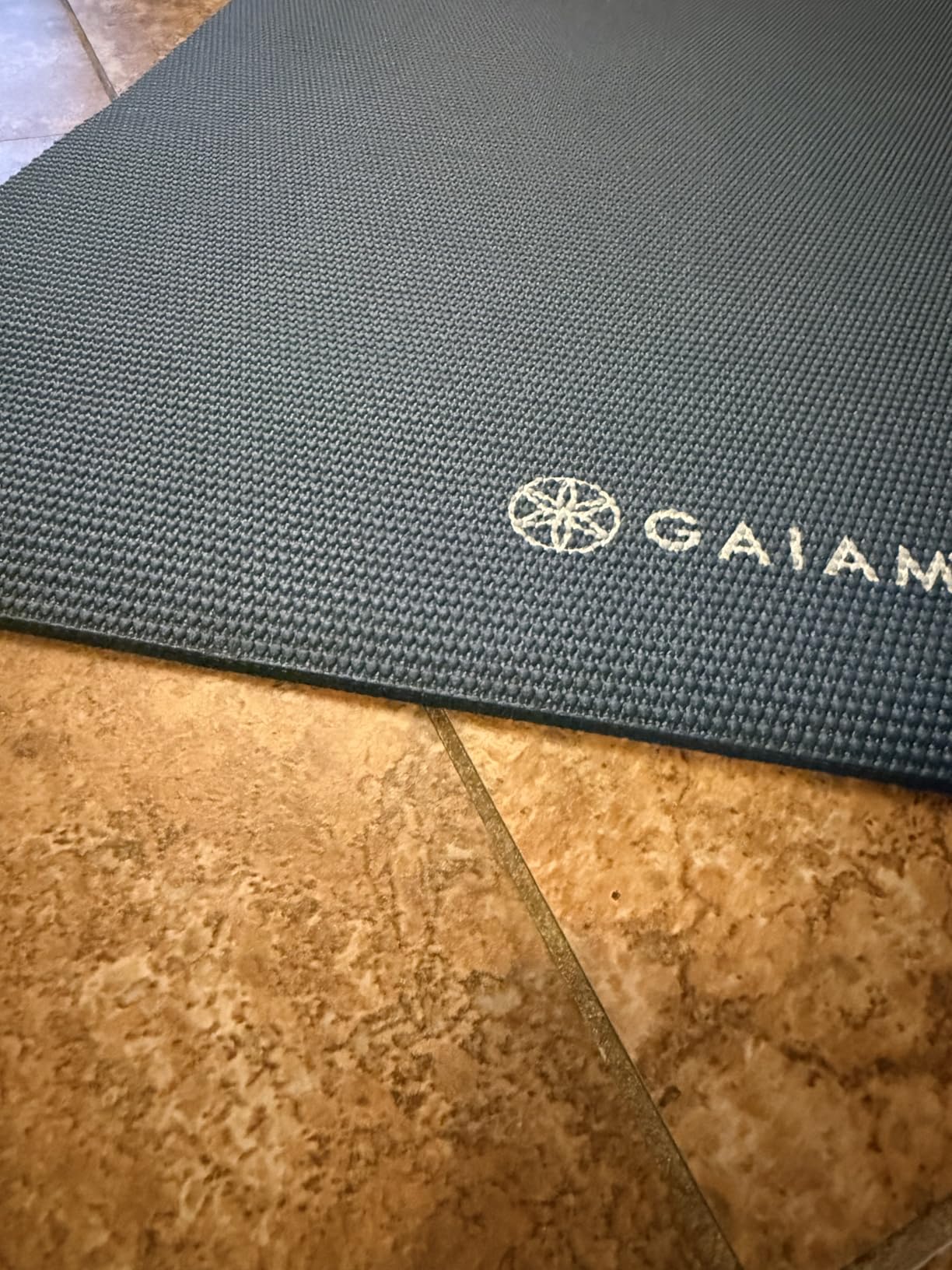 Gaiam Yoga Mat - Premium 5mm Solid Thick Non Slip Exercise & Fitness Mat for All Types of Yoga, Pilates & Floor Workouts (68