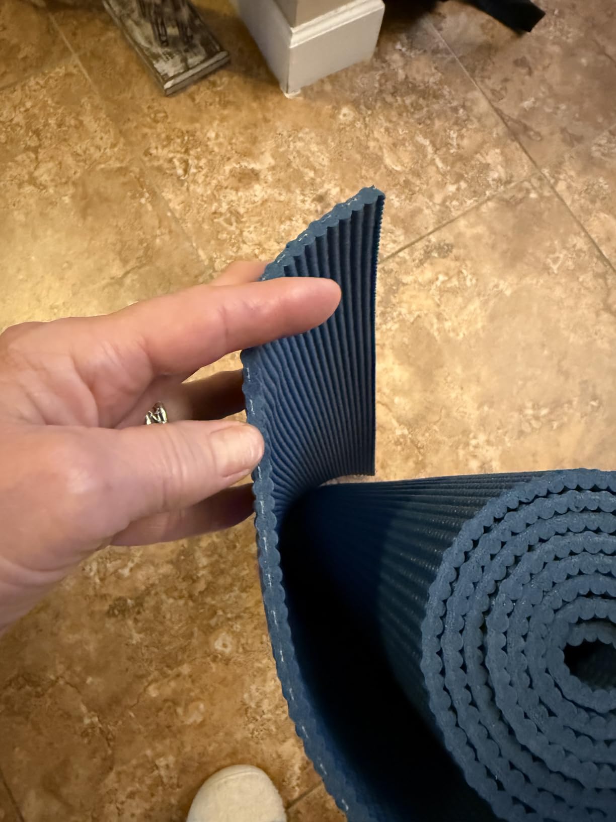 Gaiam Yoga Mat - Premium 5mm Solid Thick Non Slip Exercise & Fitness Mat for All Types of Yoga, Pilates & Floor Workouts (68