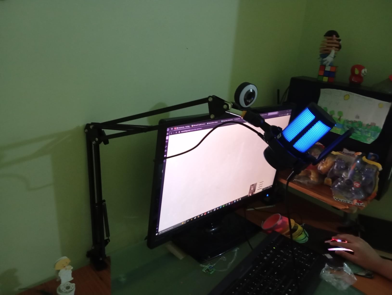 MAONO Gaming USB Microphone, Noise Cancellation Condenser Mic with Mute, Gain, Monitoring, Boom Arm Mic for Streaming, Podcast, Twitch, YouTube, Discord, PC, Computer, PS4, PS5, Mac, GamerWave DGM20S - Customer Photo 1