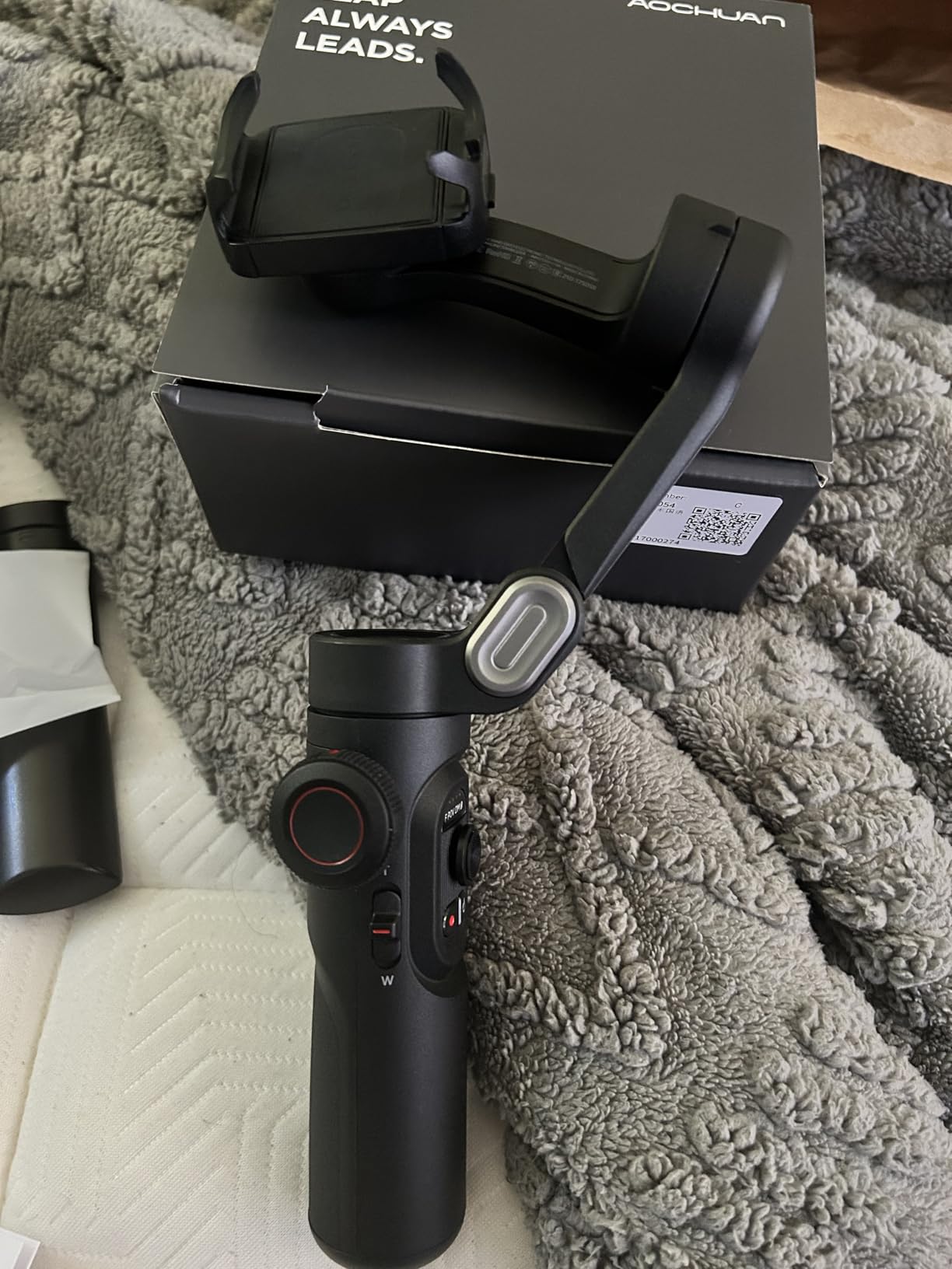 AOCHUAN Phone Gimbal Stabilizer 3-Axis Smartphone Foldable Handheld Gimbal for iPhone with Focus Wheel TikTok YouTube Vlog Stabilizer for iPhone16 15 14 13 12 Pro Max Android-Smart XE - Customer Photo 2