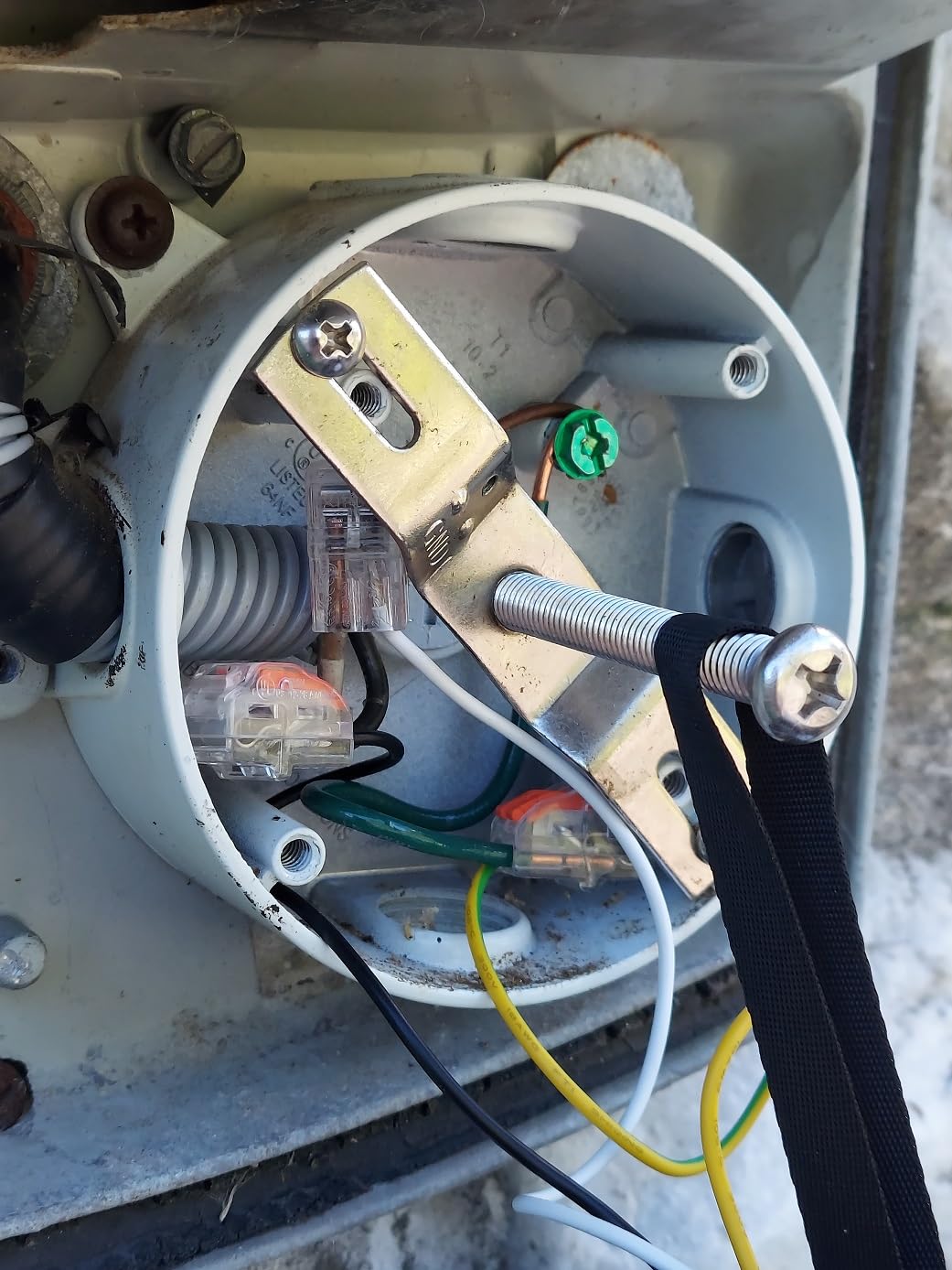 eufy Security Camera Floodlight Camera E340 Wired, Security Camera Outdoor, 360° PTZ, 24/7 Recording, 2.4G/5G Wi-Fi, 2000 LM, Motion Detection, Built-In Siren, Dual Cam, HB3 Compatible, No Monthly Fee - Customer Photo 1