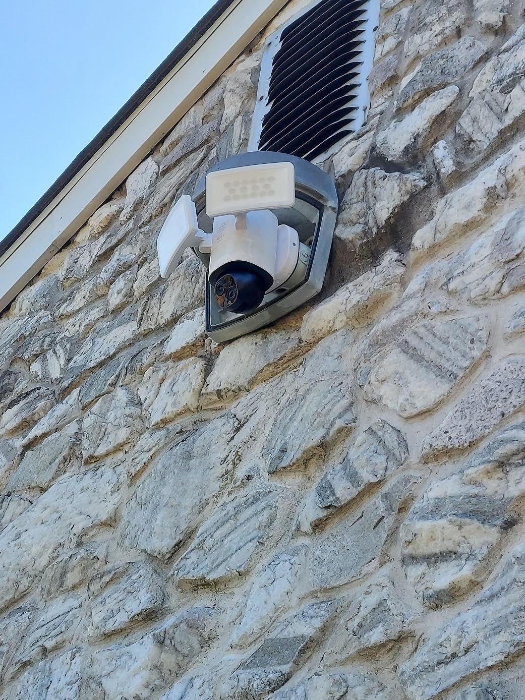 Camera Floodlight Camera E340 Wired, Security Camera Outdoor, 360° PTZ, 24/7 Recording, 2.4G/5G Wi-Fi, 2000 LM, Motion Detection, Built-In Siren, Dual Cam, HB3 Compatible, No Monthly Fee customer photo 2